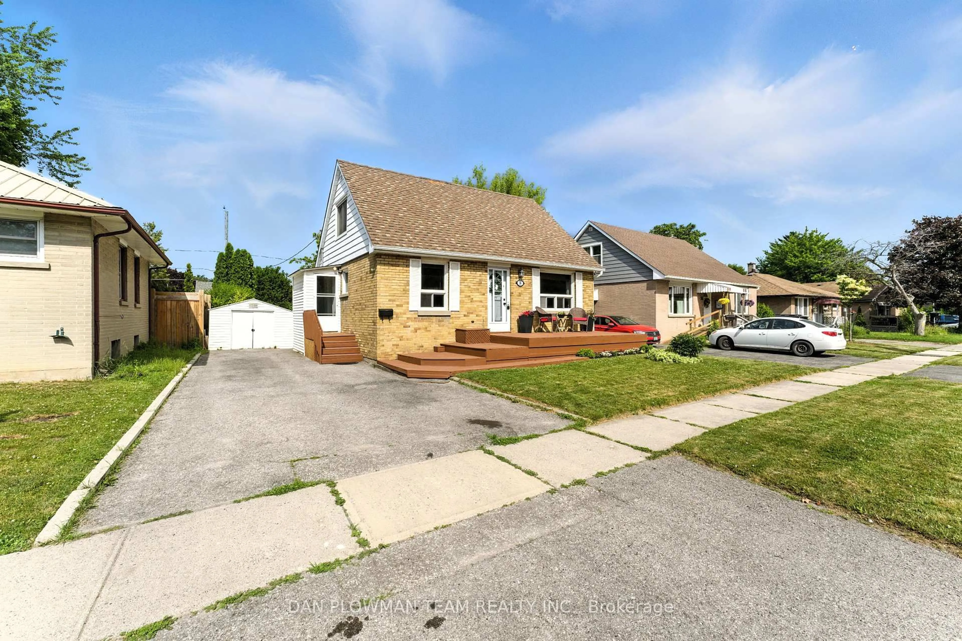 A pic from outside/outdoor area/front of a property/back of a property/a pic from drone, street for 36 Forest Rd, Ajax Ontario L1S 2N3