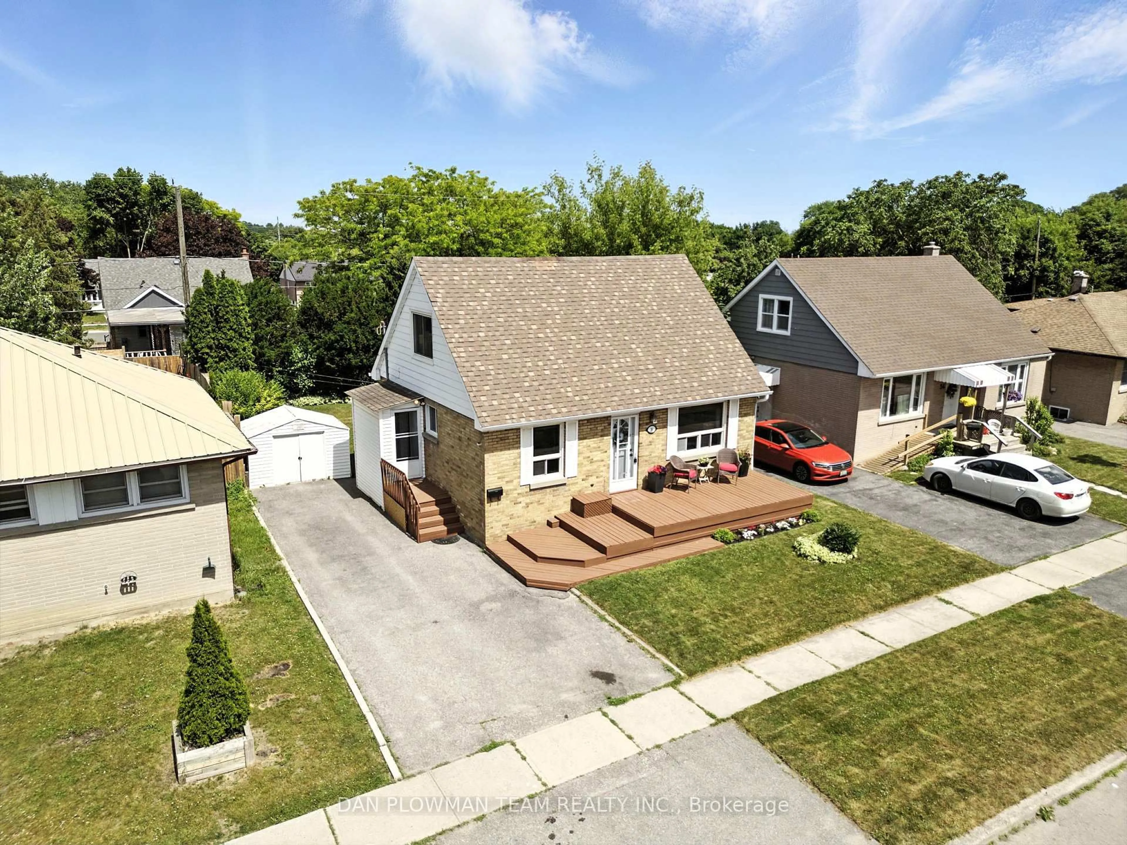 A pic from outside/outdoor area/front of a property/back of a property/a pic from drone, street for 36 Forest Rd, Ajax Ontario L1S 2N3
