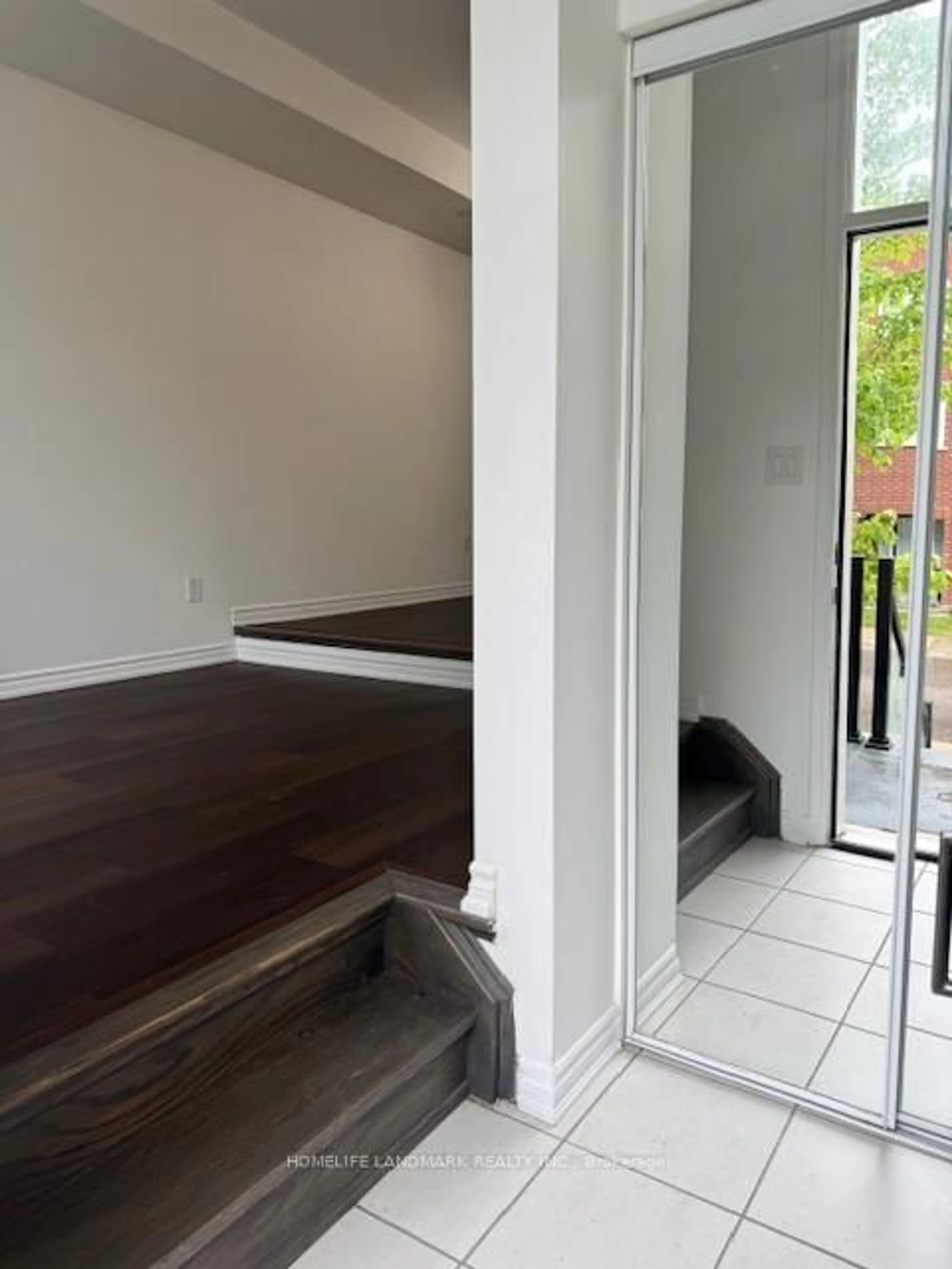 Indoor entryway for 15 Heron Park Pl #14, Toronto Ontario M1E 0B8