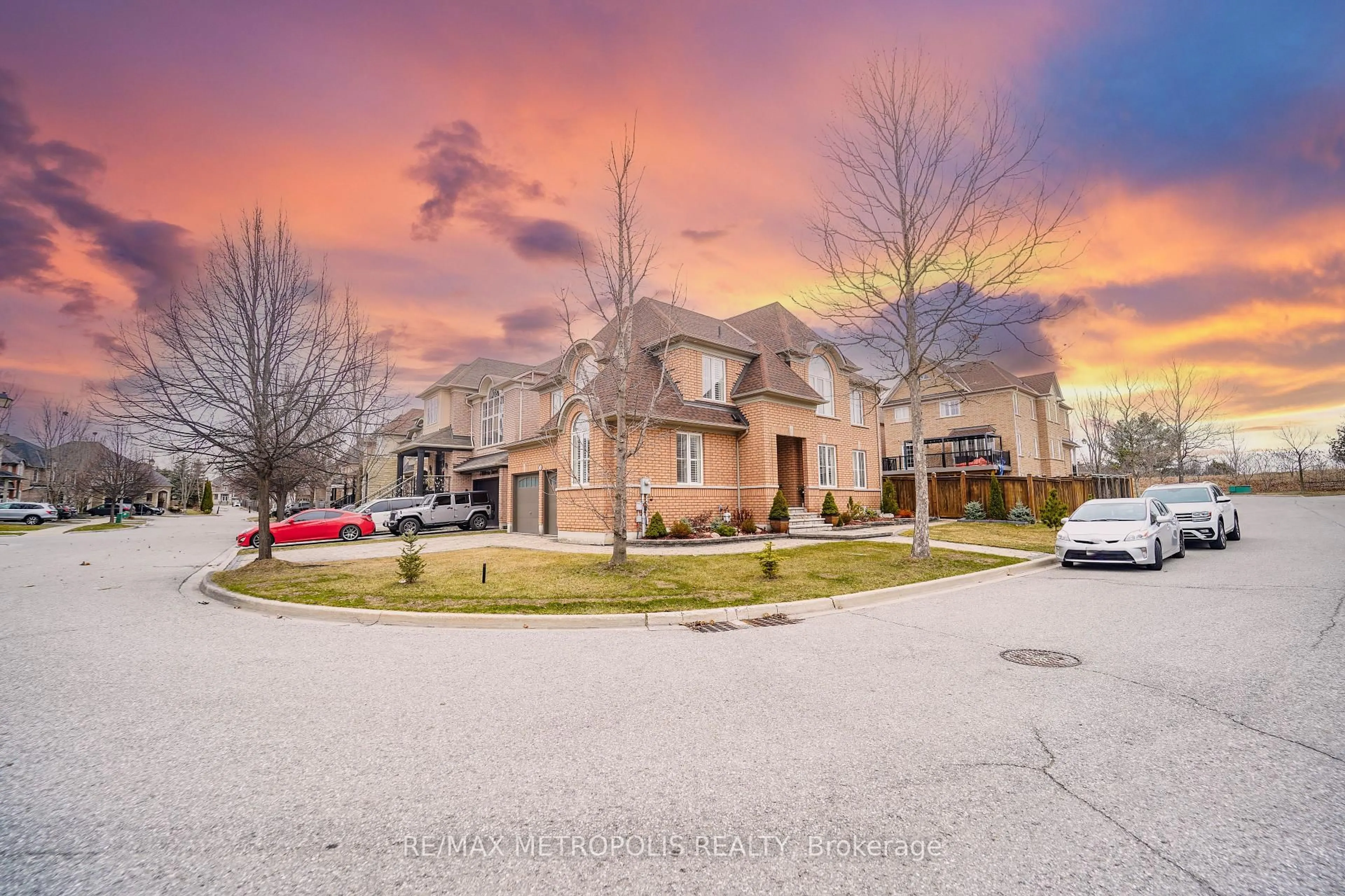 A pic from outside/outdoor area/front of a property/back of a property/a pic from drone, street for 5 Whitbread Cres, Ajax Ontario L1Z 0E3