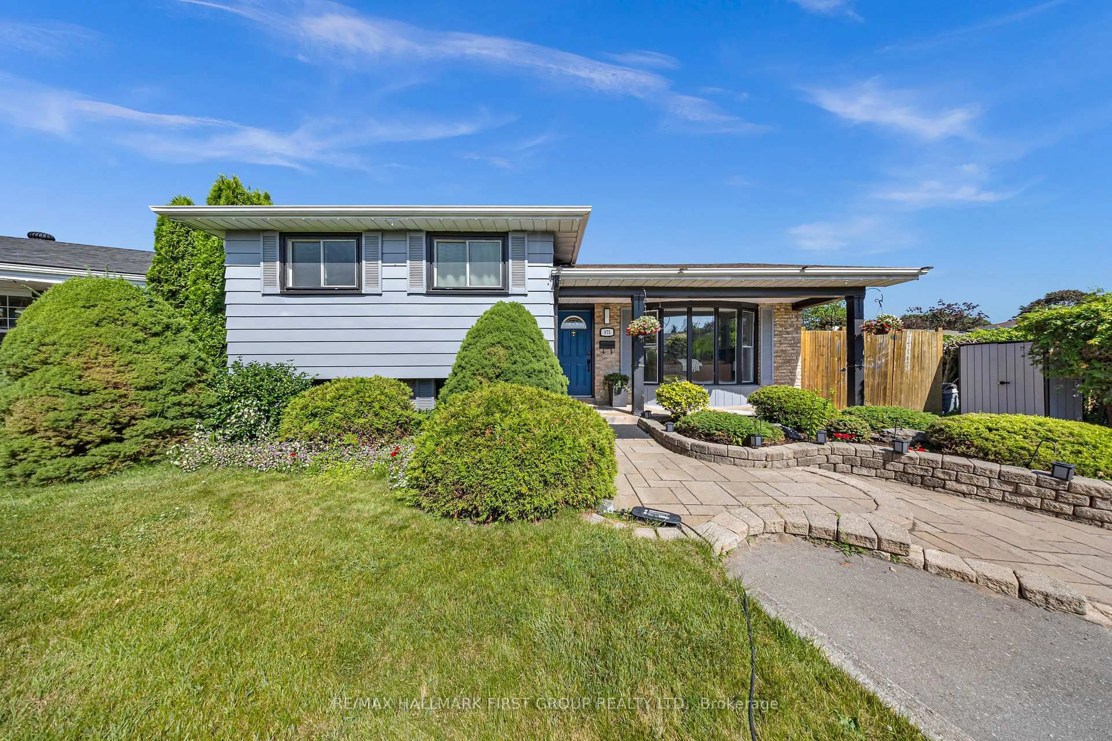 A pic from outside/outdoor area/front of a property/back of a property/a pic from drone, street for 975 Brenda Crt, Oshawa Ontario L1H 7B5