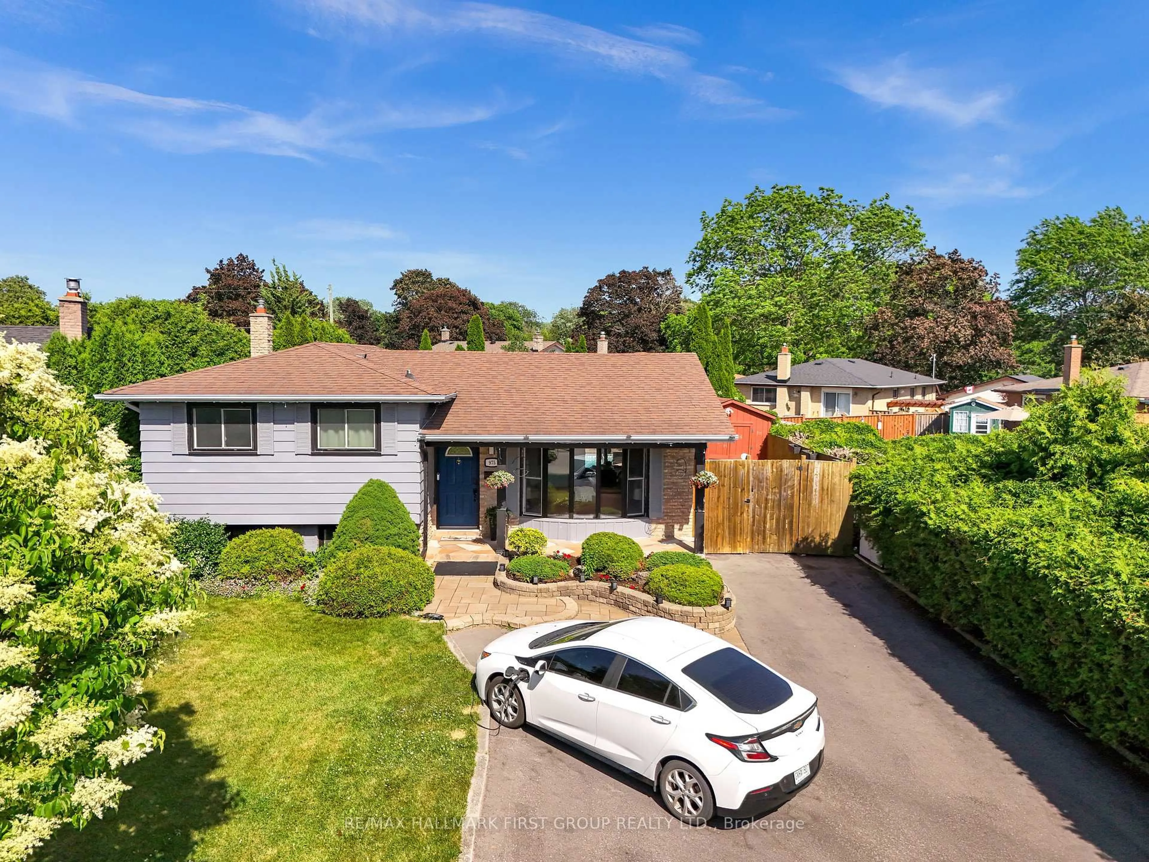 A pic from outside/outdoor area/front of a property/back of a property/a pic from drone, street for 975 Brenda Crt, Oshawa Ontario L1H 7B5