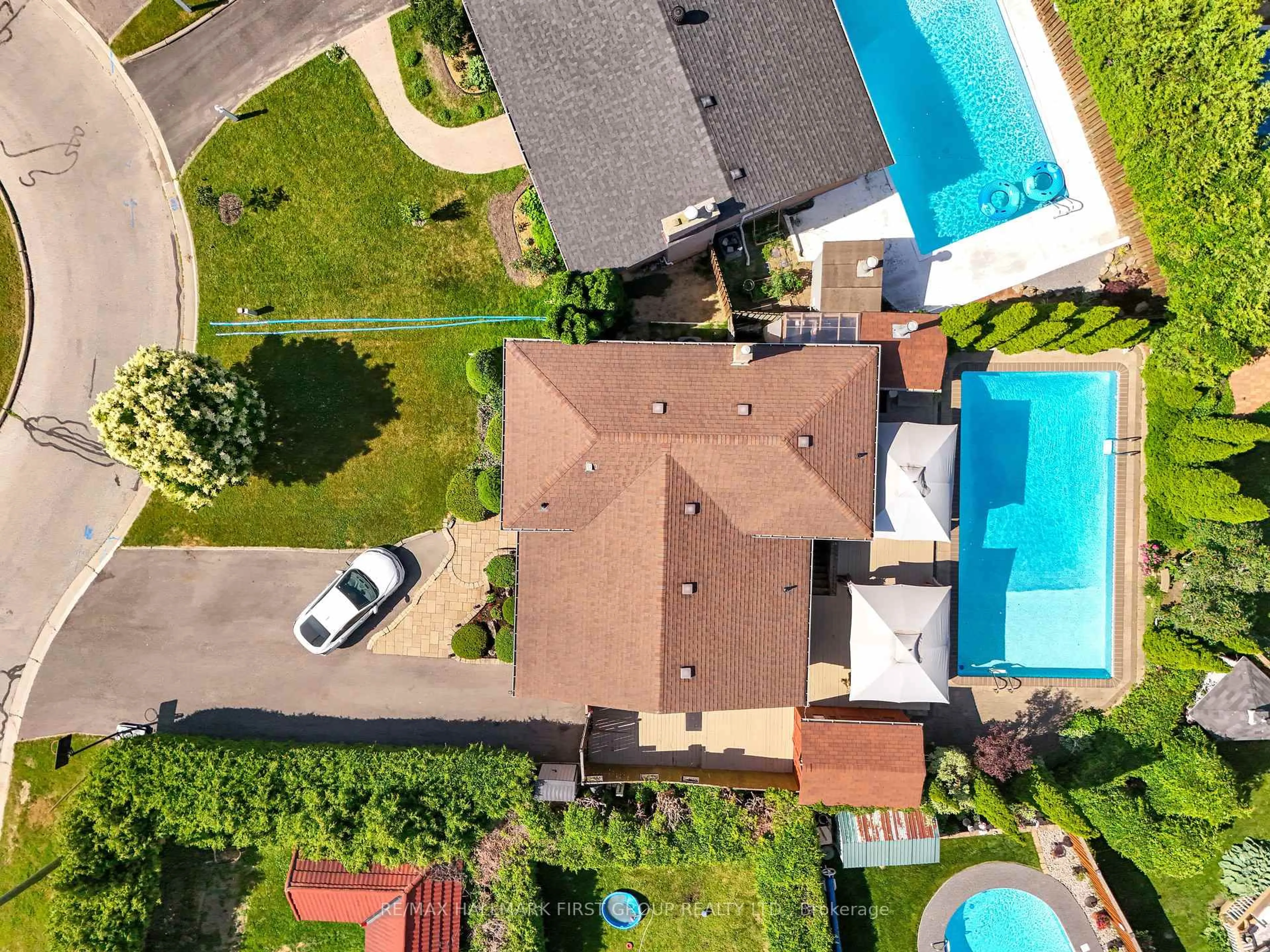 A pic from outside/outdoor area/front of a property/back of a property/a pic from drone, street for 975 Brenda Crt, Oshawa Ontario L1H 7B5
