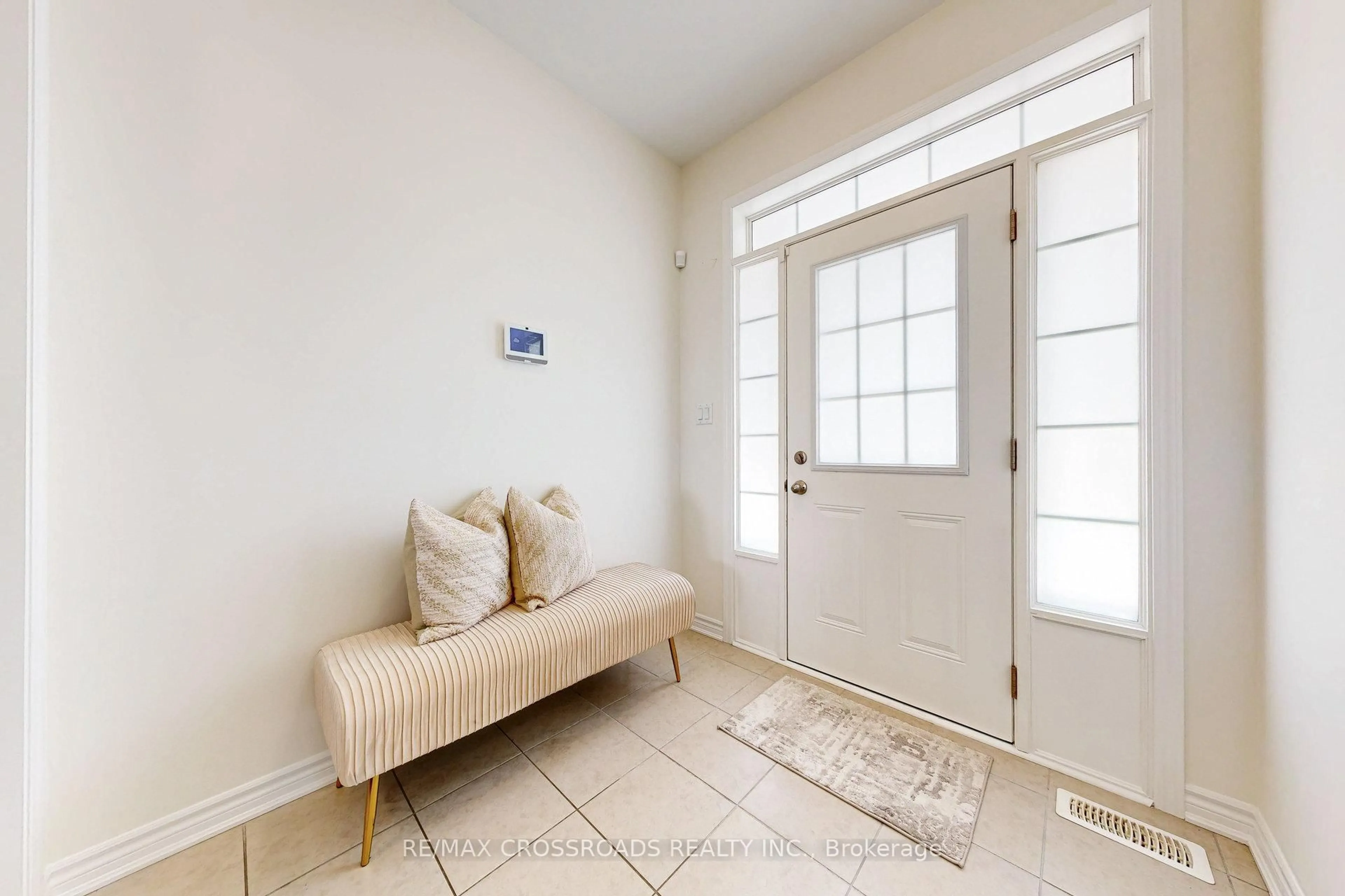 Indoor entryway for 15 Littlebeck Cres, Whitby Ontario L1P 0G3