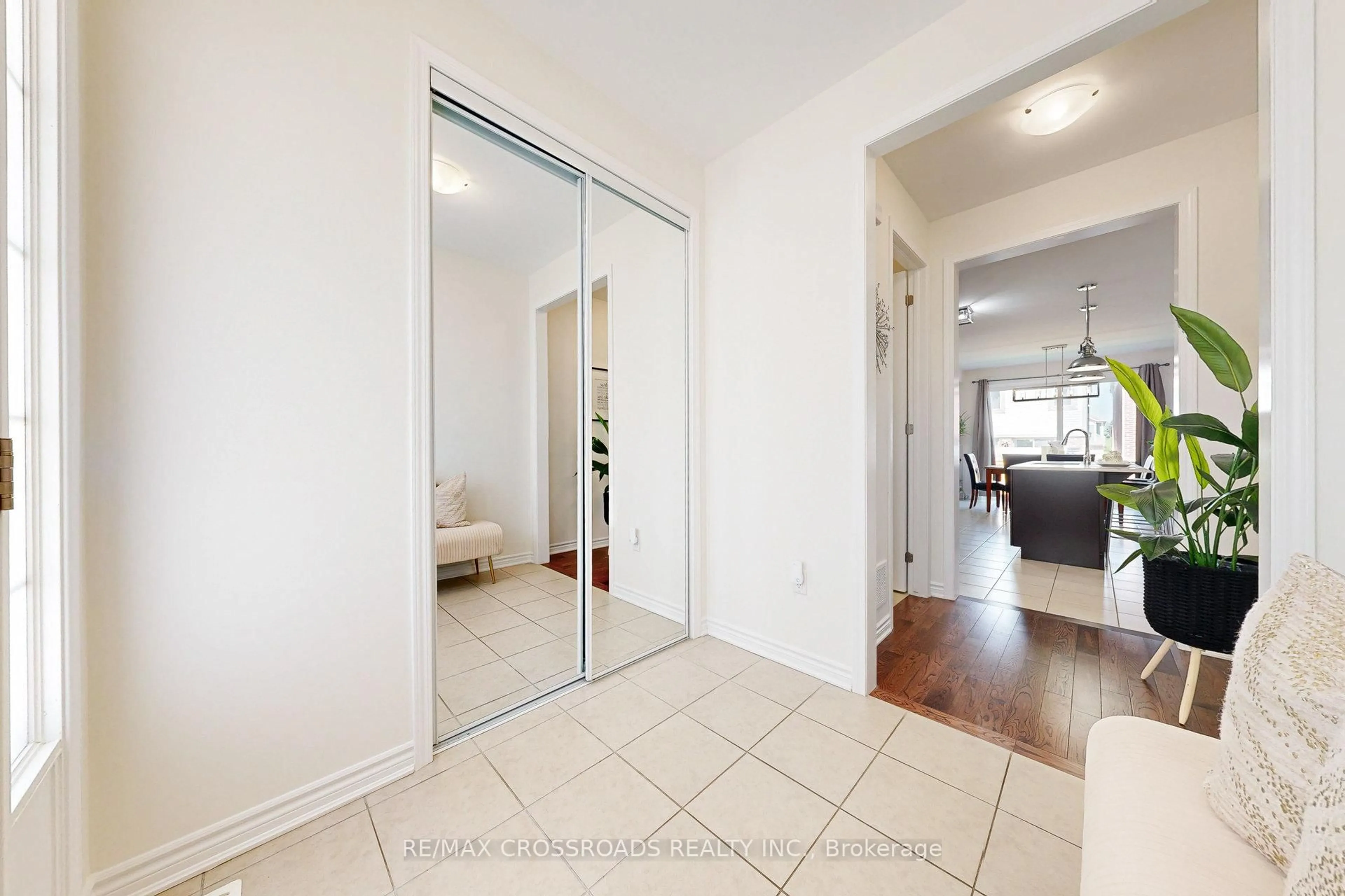 Indoor entryway for 15 Littlebeck Cres, Whitby Ontario L1P 0G3