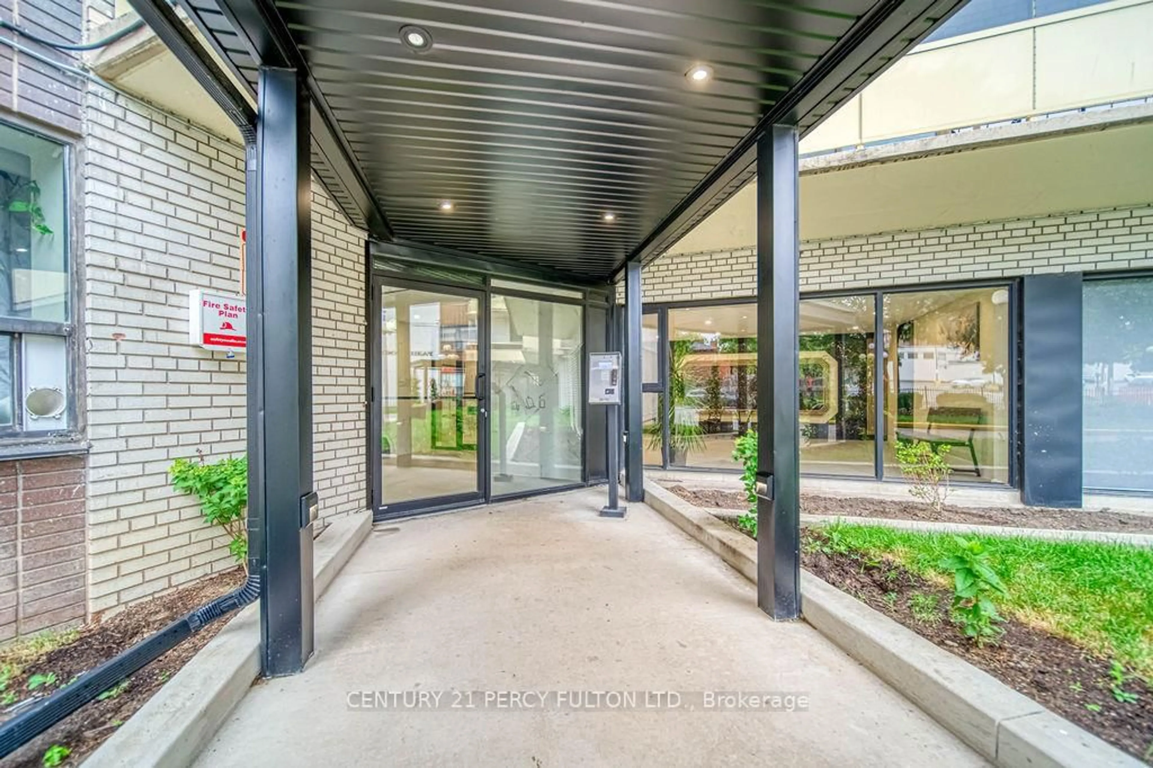 Indoor foyer for 921 Midland Ave #101, Toronto Ontario M1K 4G2