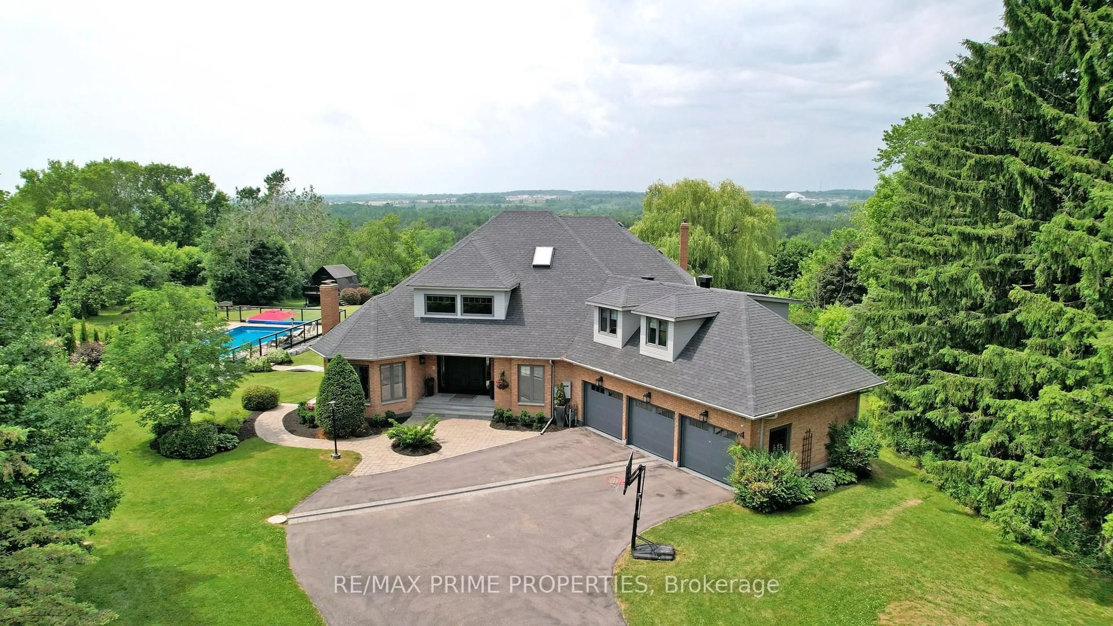 A pic from outside/outdoor area/front of a property/back of a property/a pic from drone, unknown for 2465 Greenridge Dr, Pickering Ontario L0H 1H0