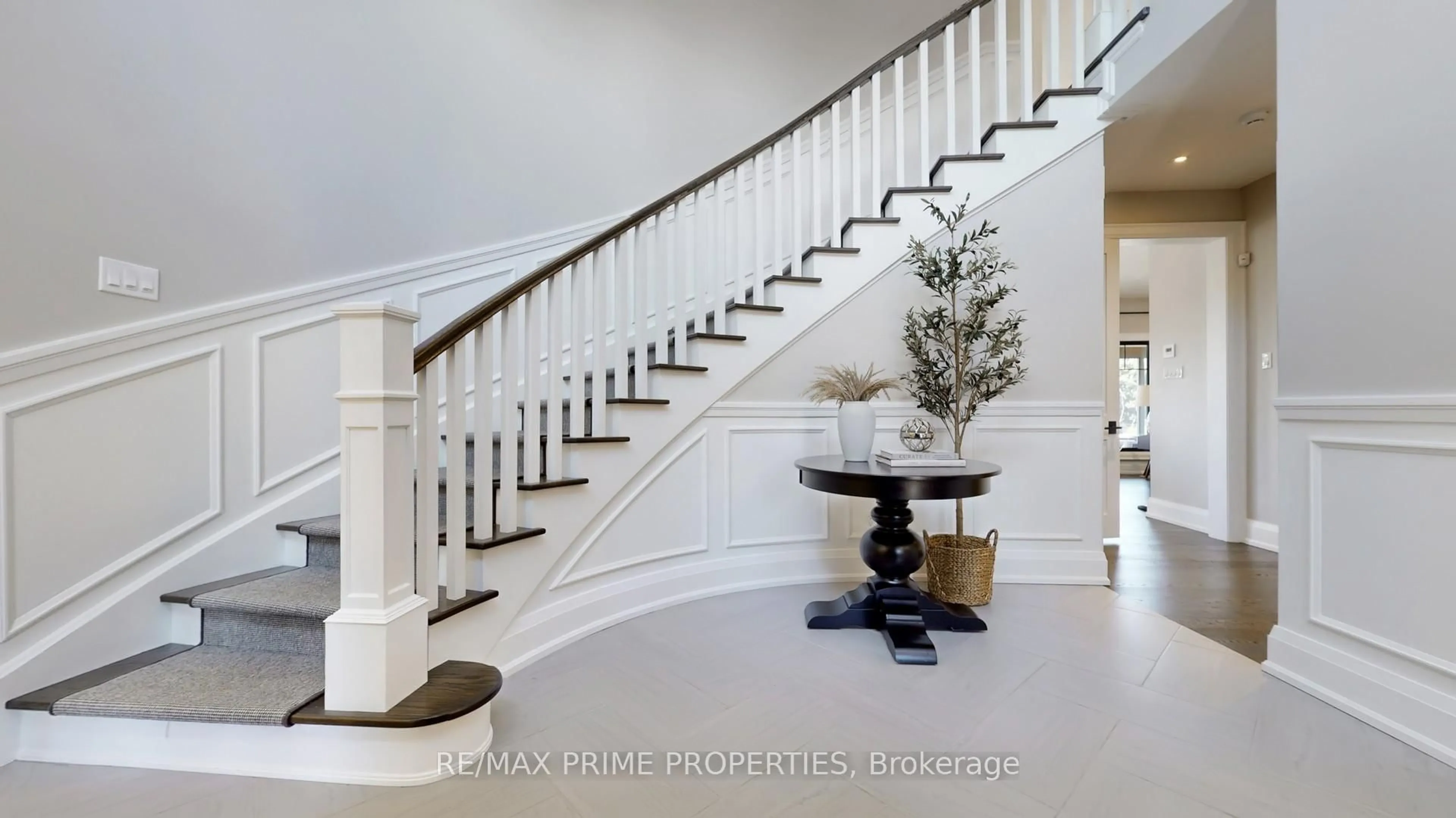 Indoor foyer for 2465 Greenridge Dr, Pickering Ontario L0H 1H0