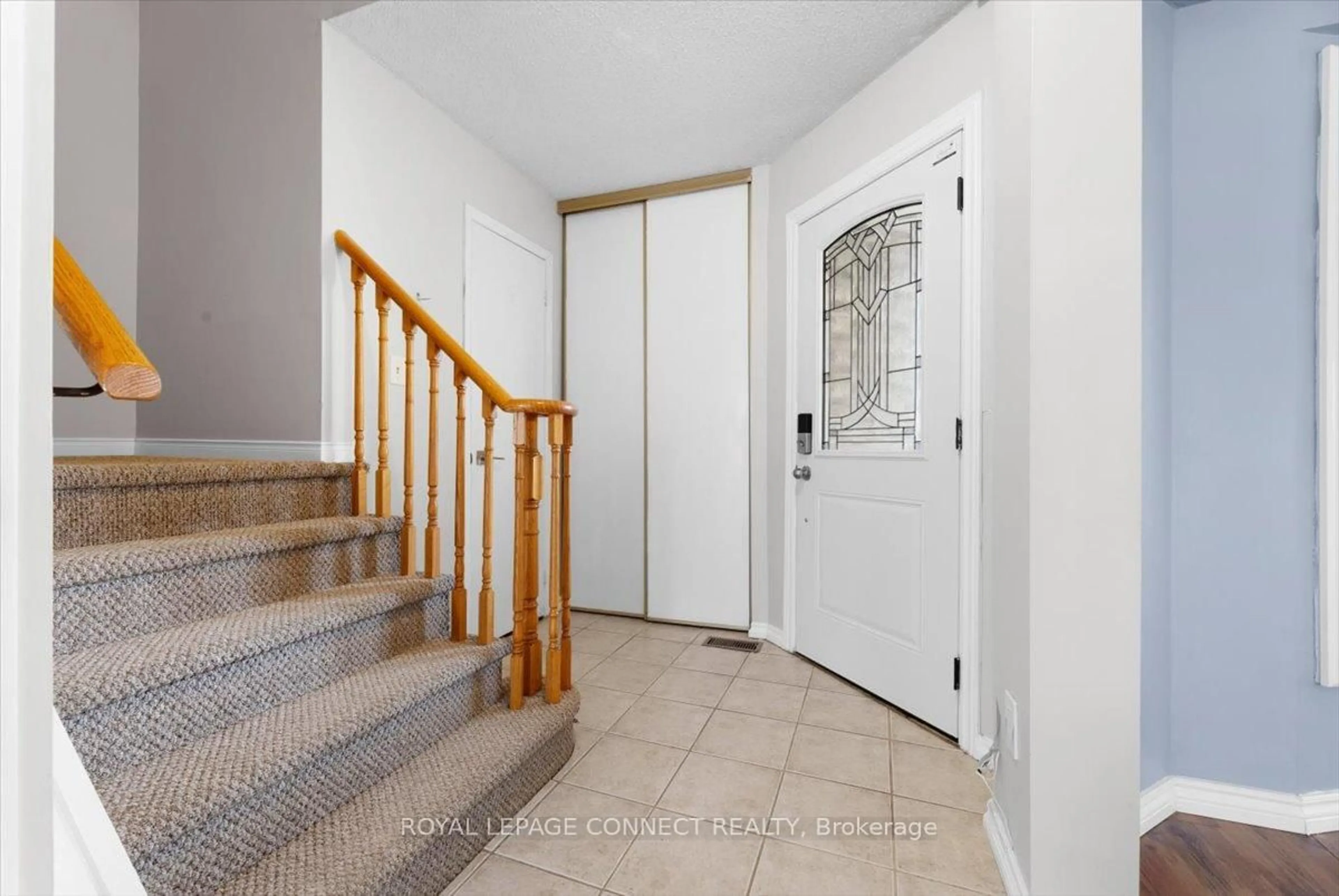 Indoor entryway for 54 Parklawn Dr, Clarington Ontario L1E 1Y8