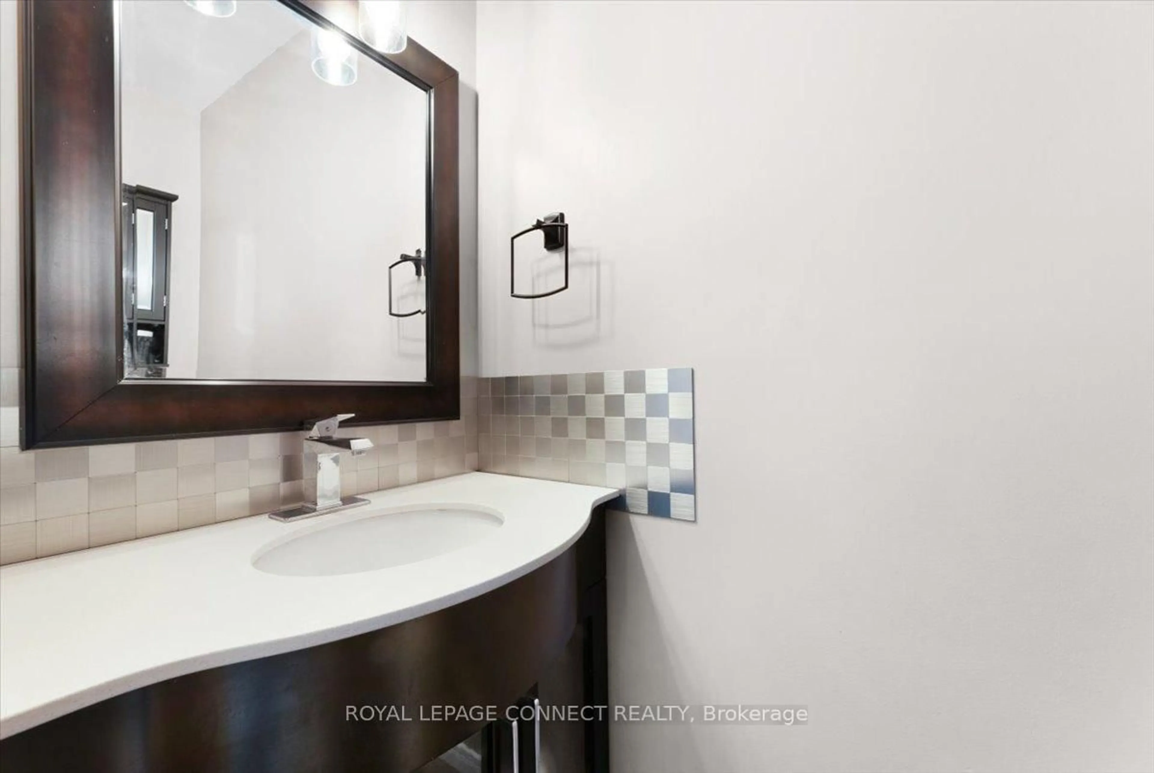 Standard bathroom, ceramic/tile floor for 54 Parklawn Dr, Clarington Ontario L1E 1Y8