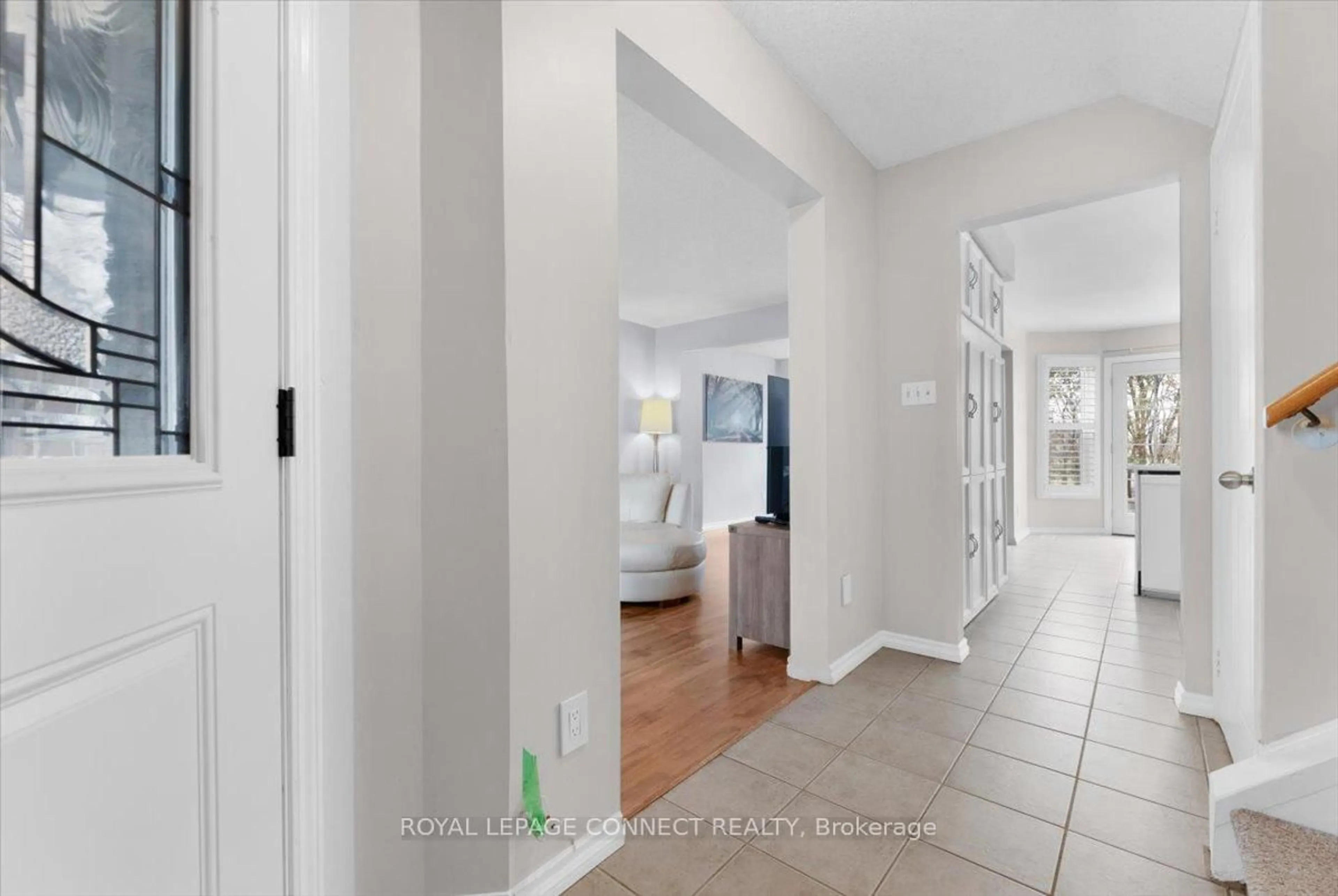 Indoor entryway for 54 Parklawn Dr, Clarington Ontario L1E 1Y8