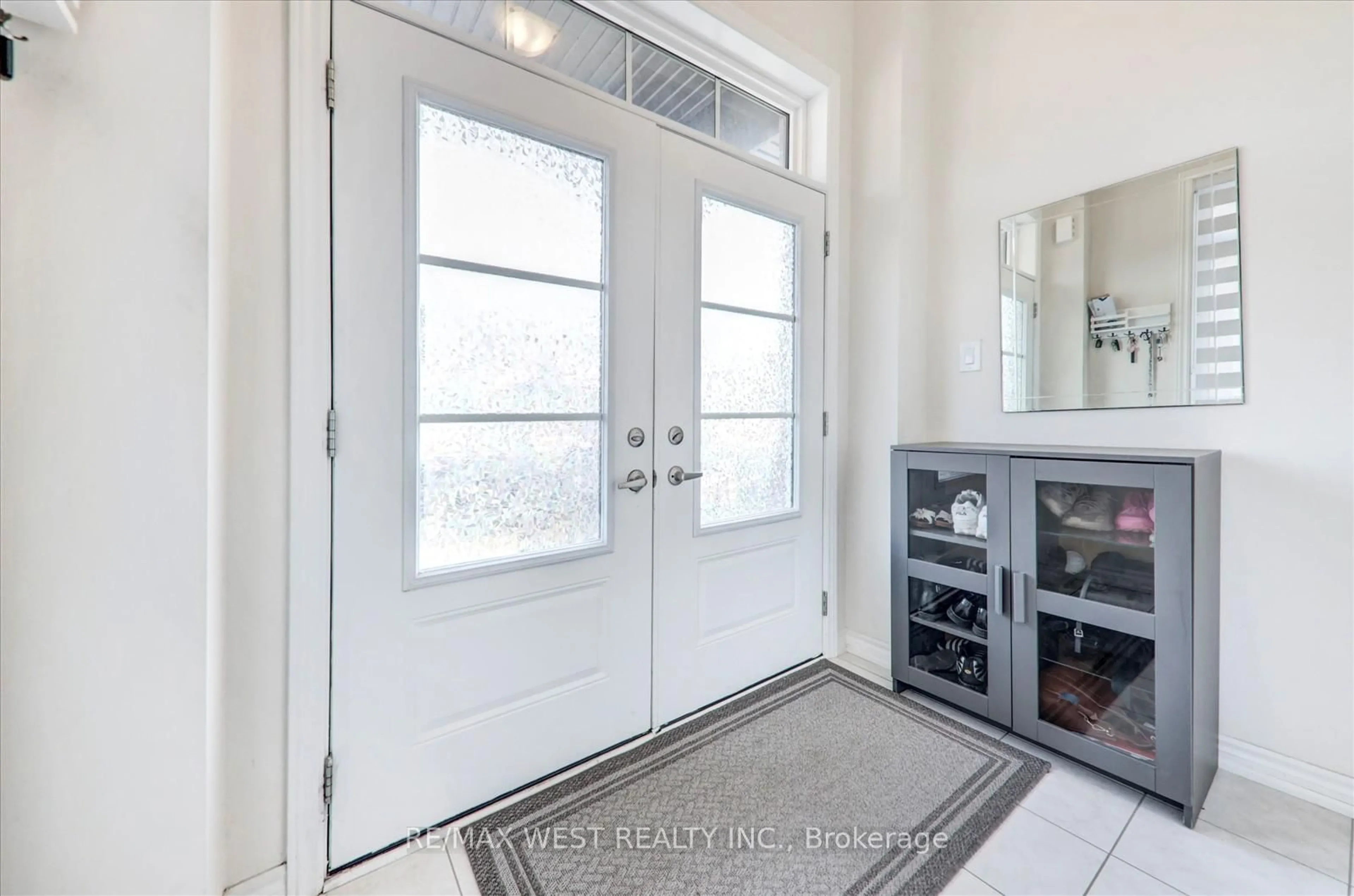 Indoor entryway for 18 Bromfield St, Whitby Ontario L1P 0P8