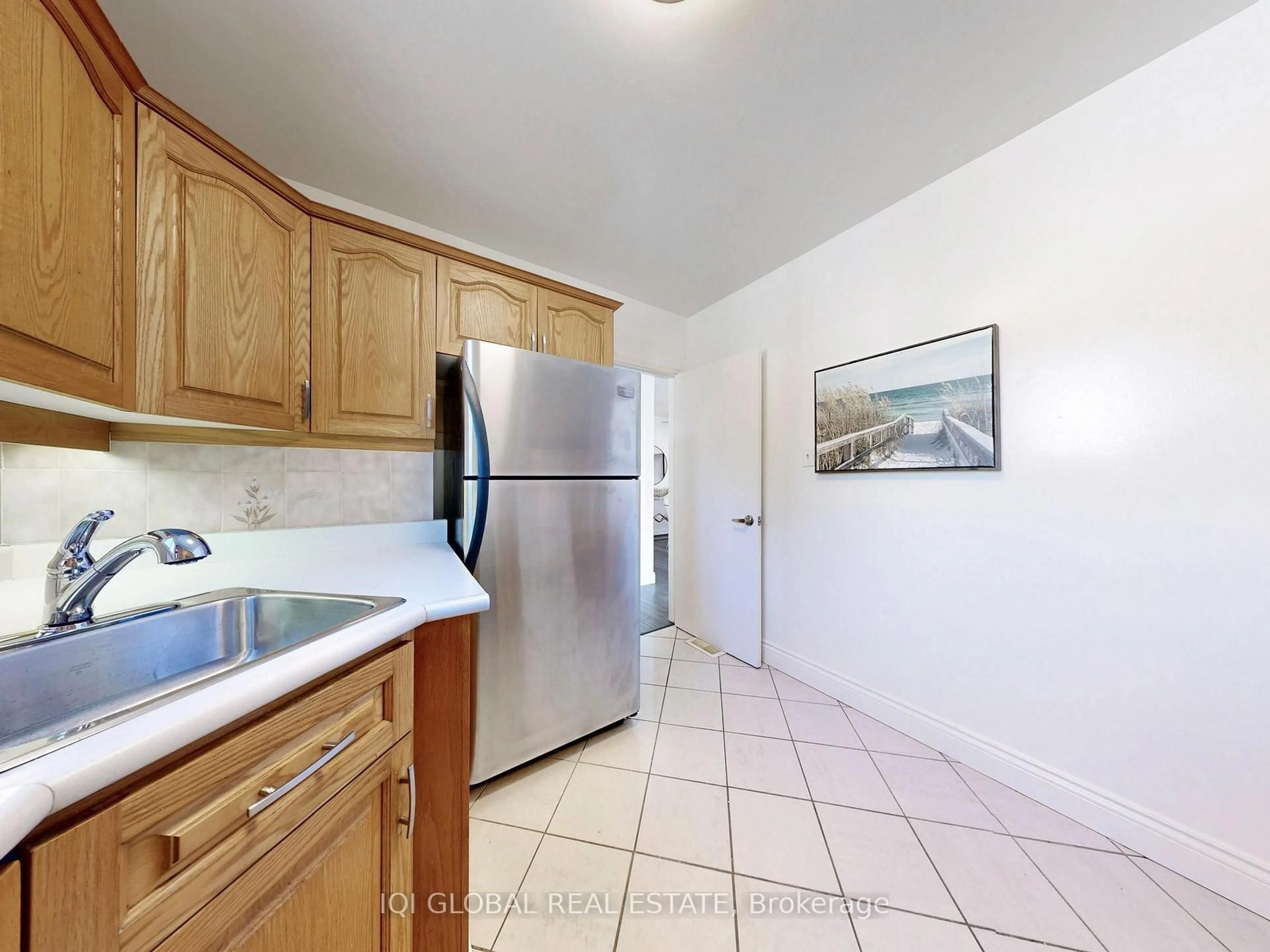 Standard kitchen, ceramic/tile floor for 12 Billingsgate Cres, Ajax Ontario L1S 2R8