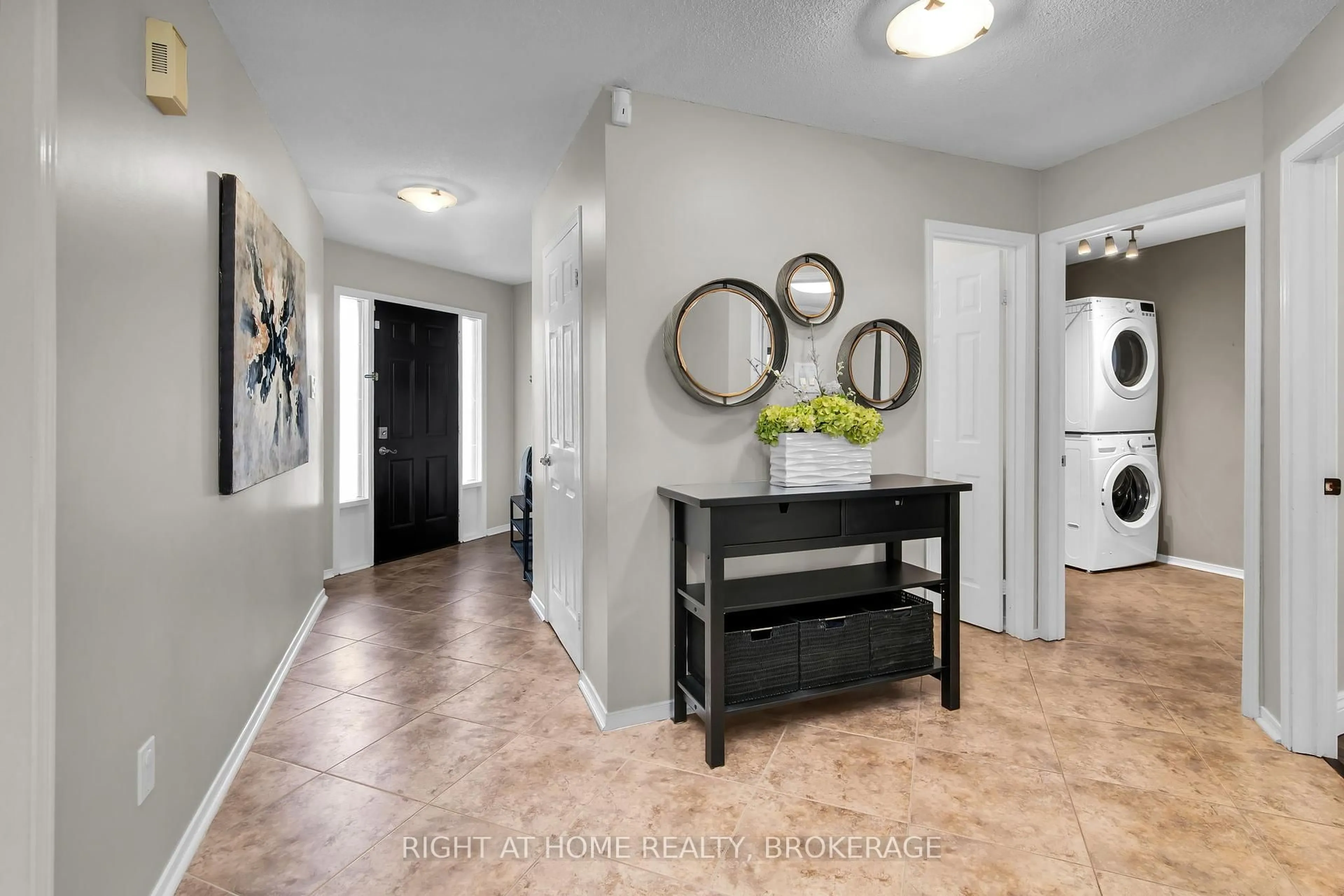 Indoor entryway for 10 Ennisclare Pl, Whitby Ontario L1R 1R9