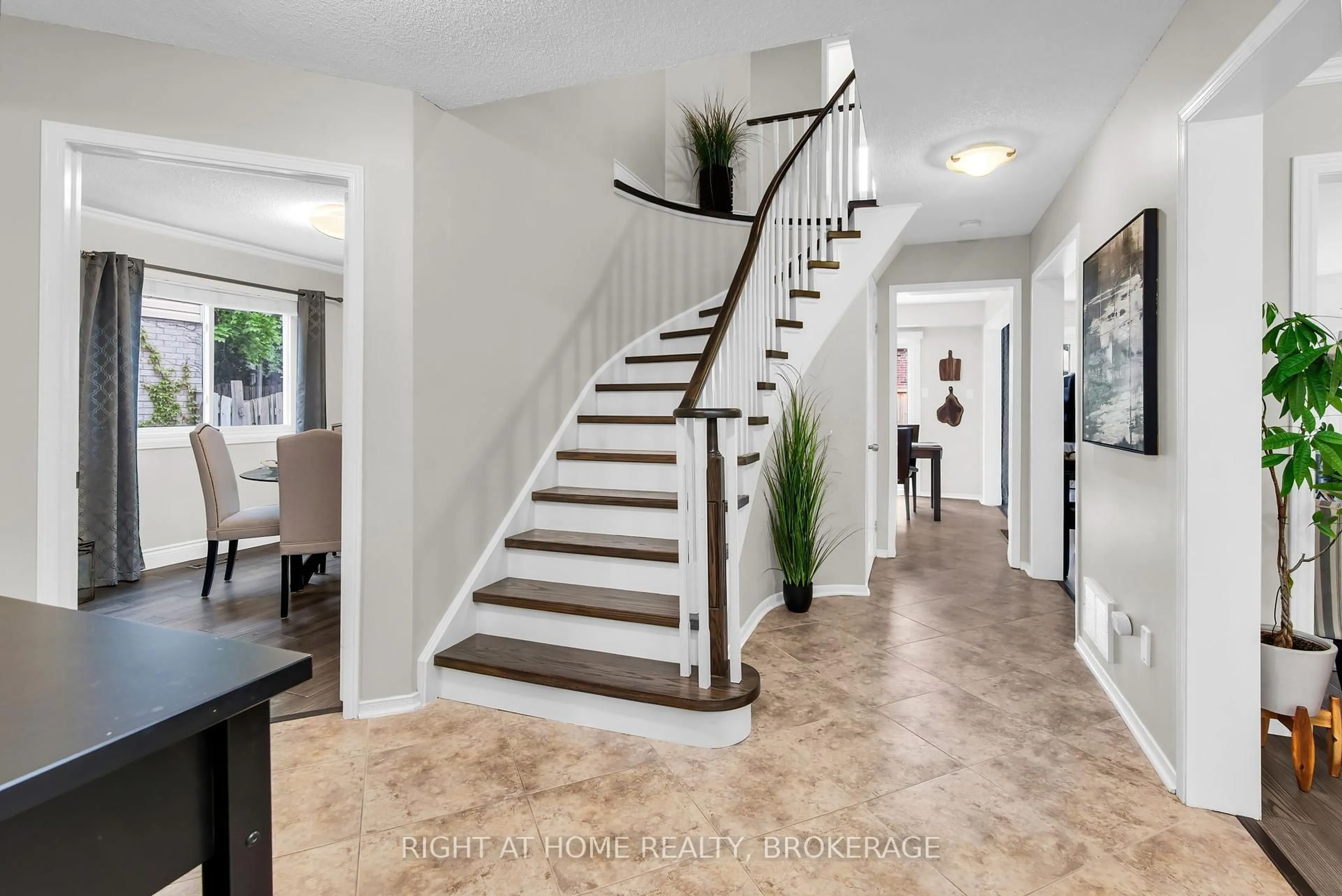 Indoor entryway for 10 Ennisclare Pl, Whitby Ontario L1R 1R9