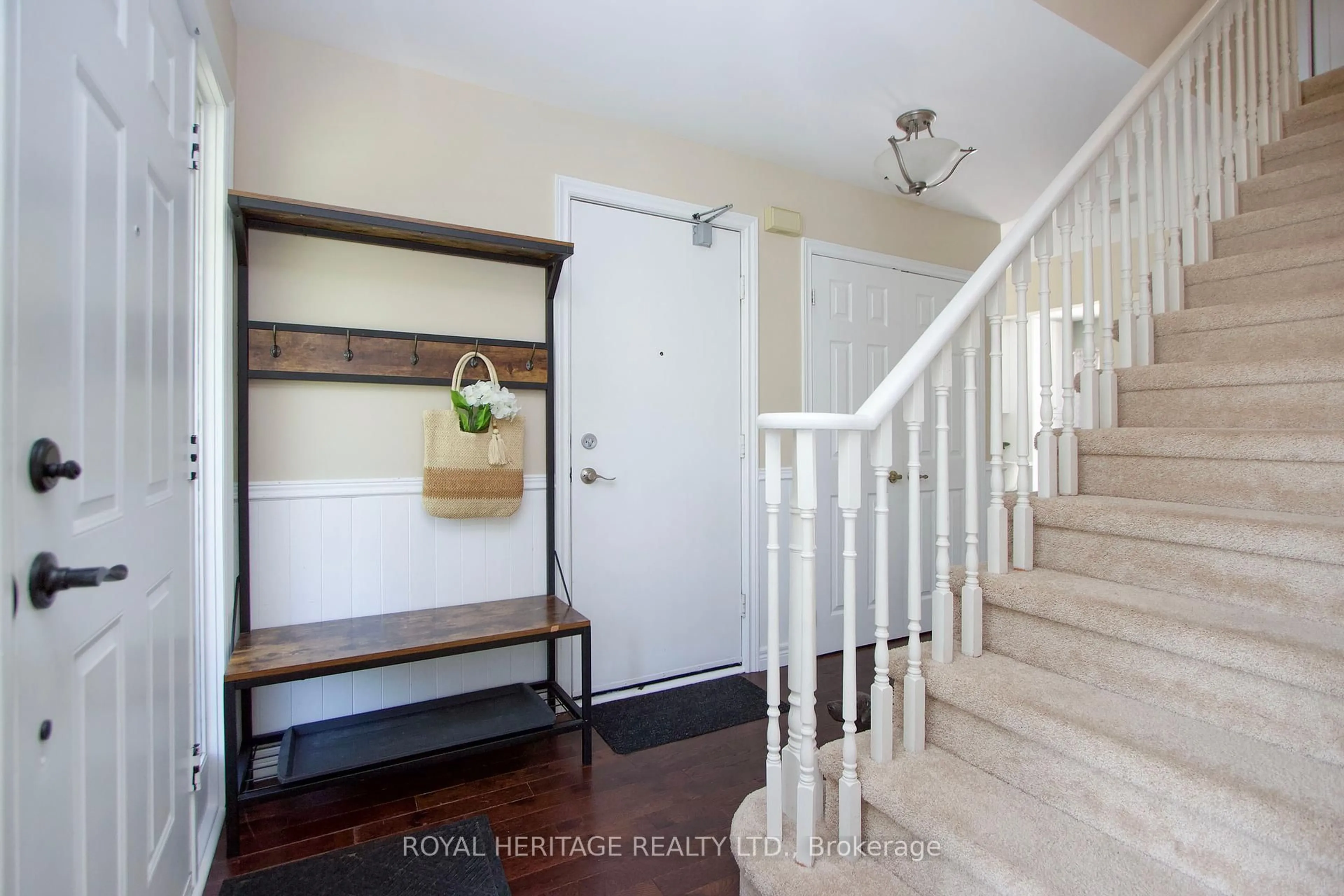 Indoor entryway for 8 Arran Crt, Clarington Ontario L1E 2E5