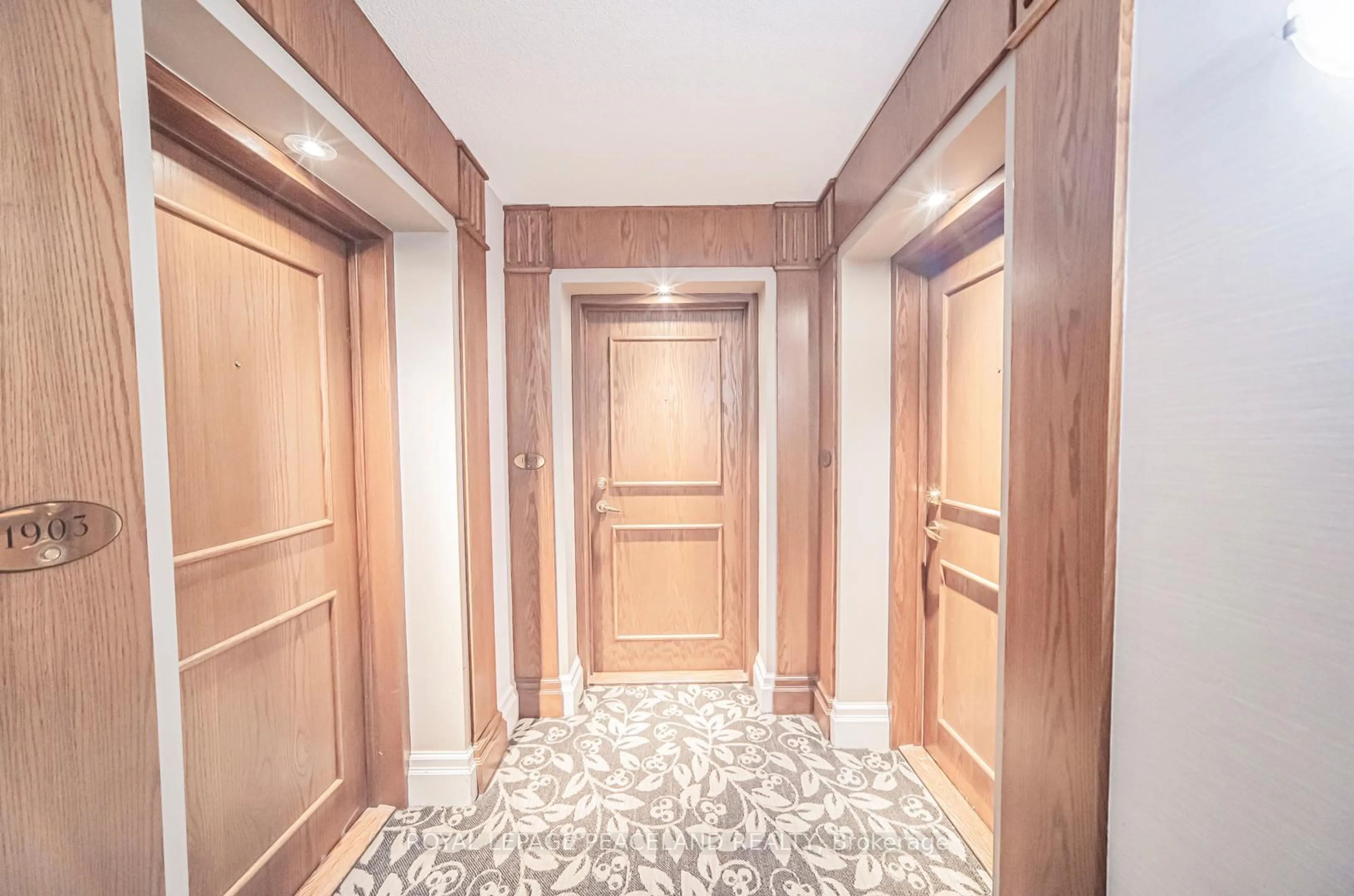 Indoor foyer for 1 Lee Centre Dr #1905, Toronto Ontario M1H 3J2