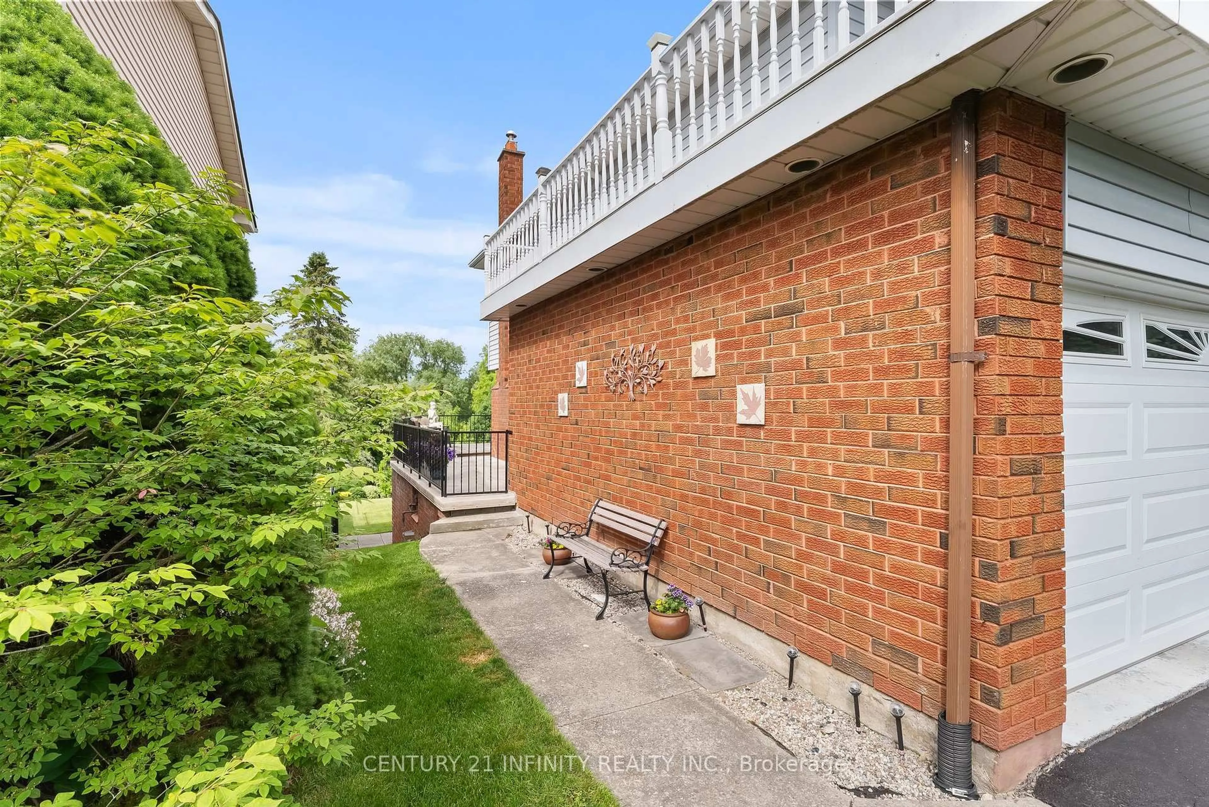 A pic from outside/outdoor area/front of a property/back of a property/a pic from drone, street for 104 Frost Dr, Whitby Ontario L1P 1C9