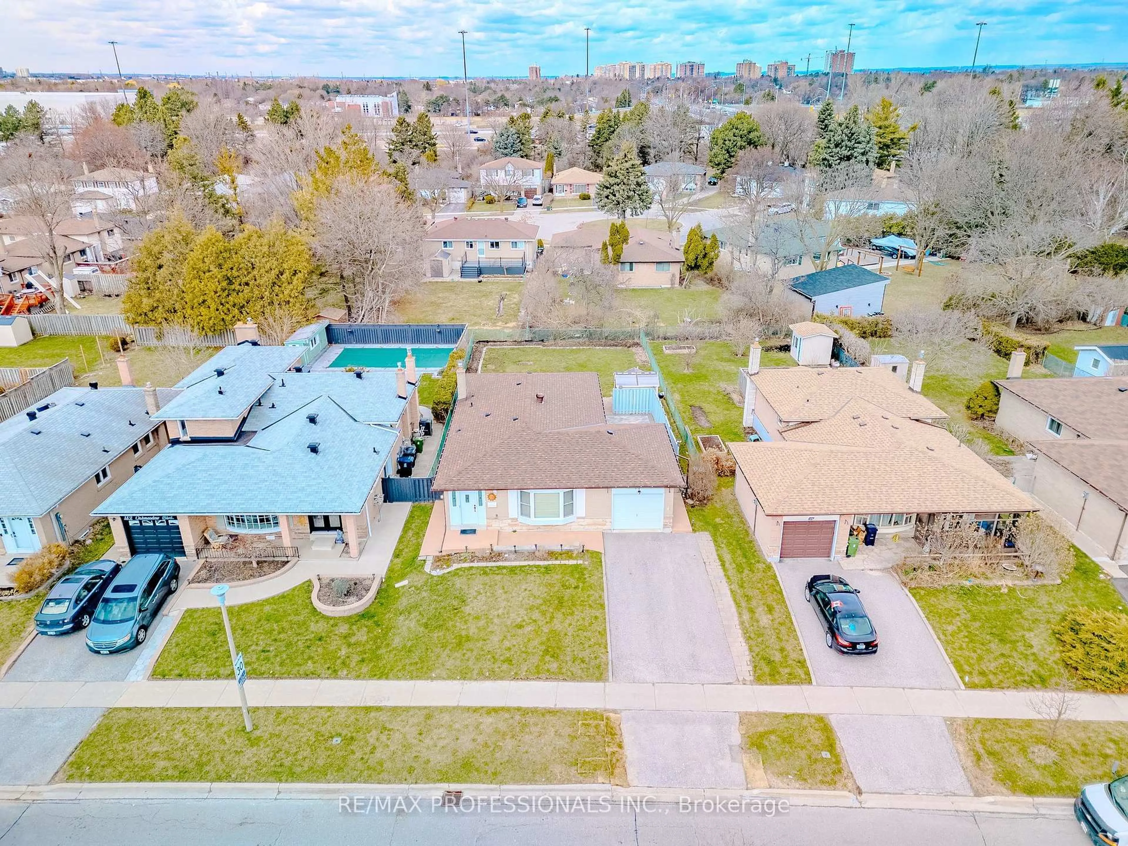 A pic from outside/outdoor area/front of a property/back of a property/a pic from drone, street for 184 Oakmeadow Blvd, Toronto Ontario M1E 4H6