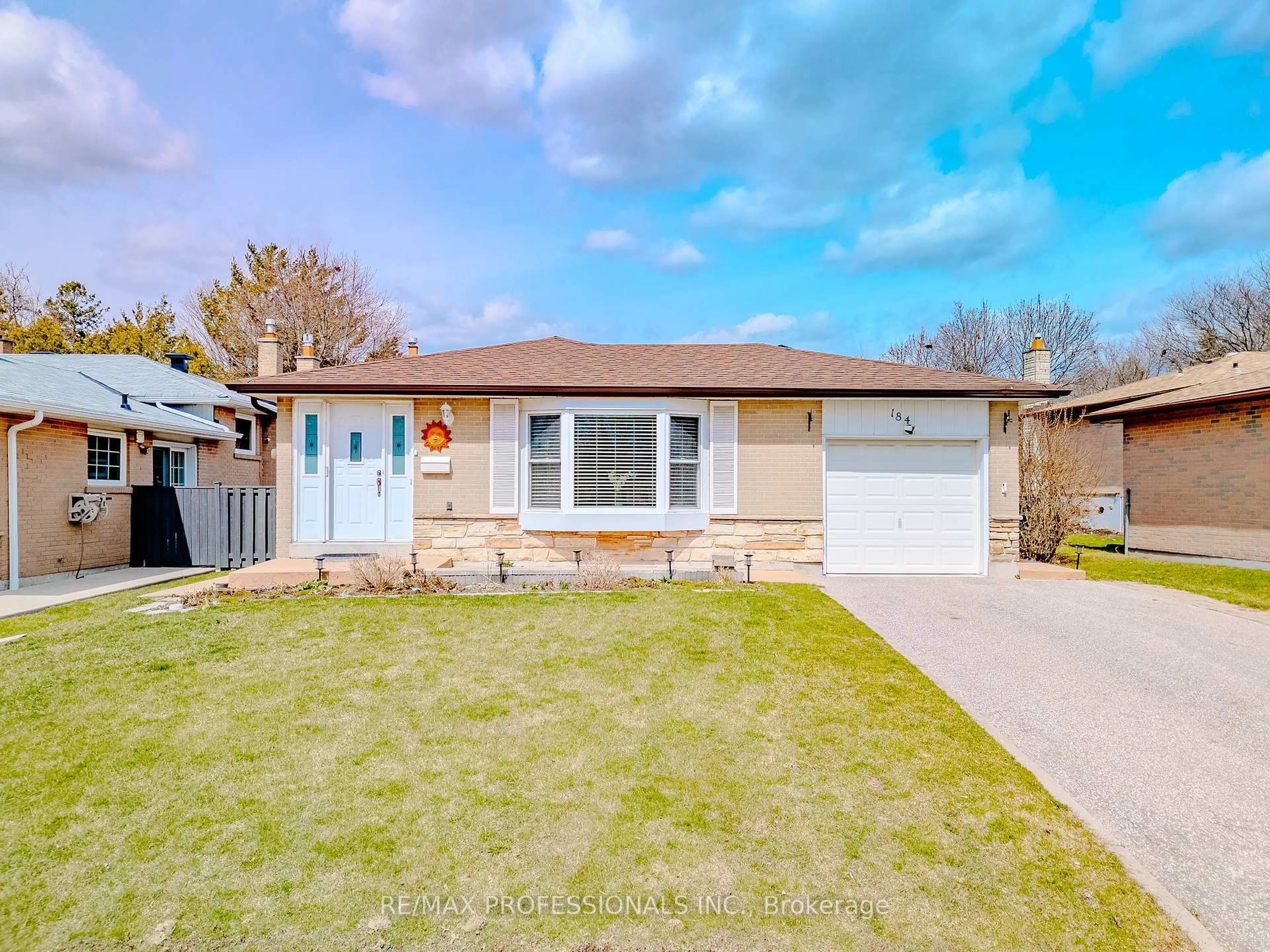 Home with vinyl exterior material, street for 184 Oakmeadow Blvd, Toronto Ontario M1E 4H6