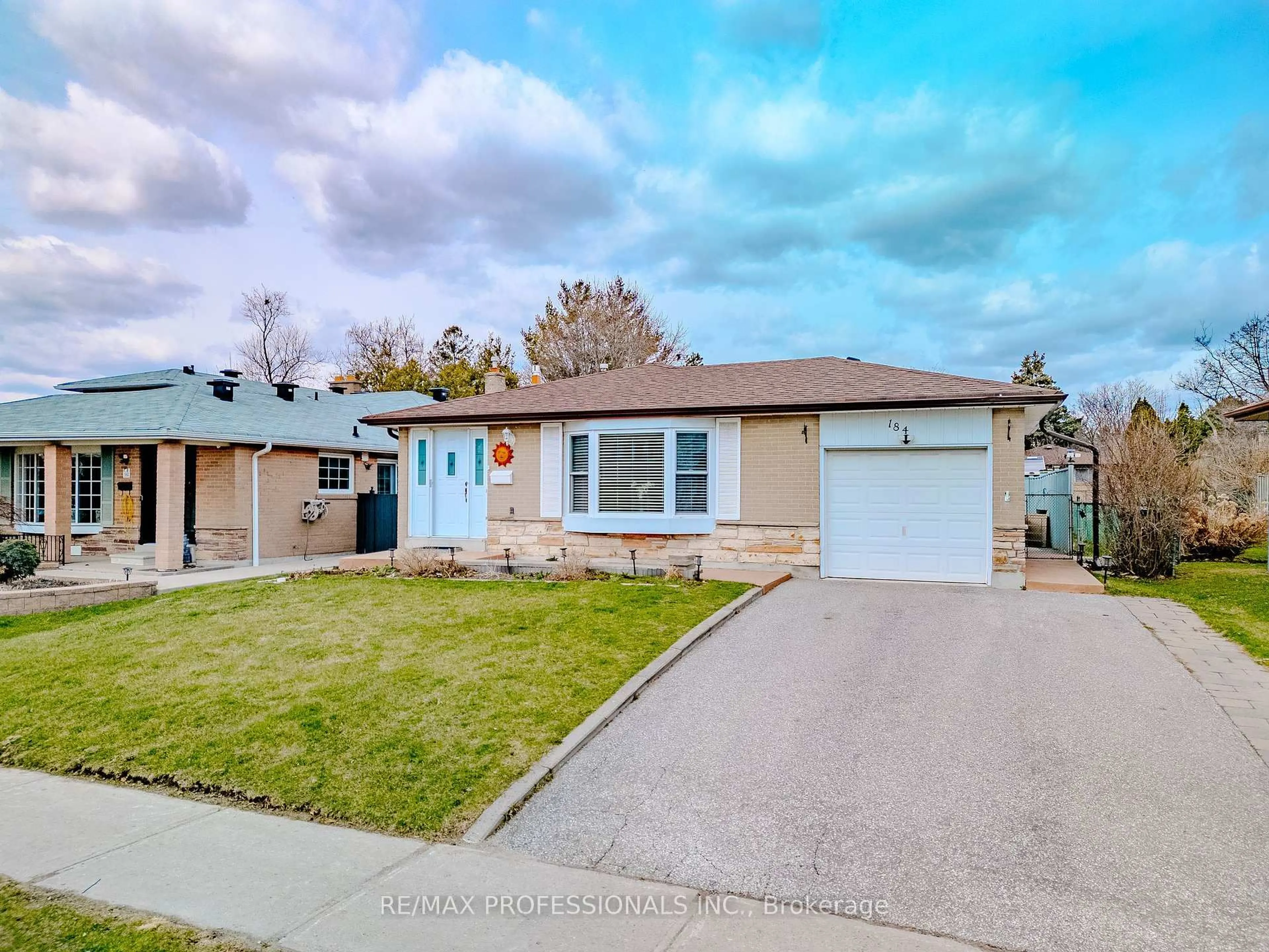 Home with vinyl exterior material, street for 184 Oakmeadow Blvd, Toronto Ontario M1E 4H6