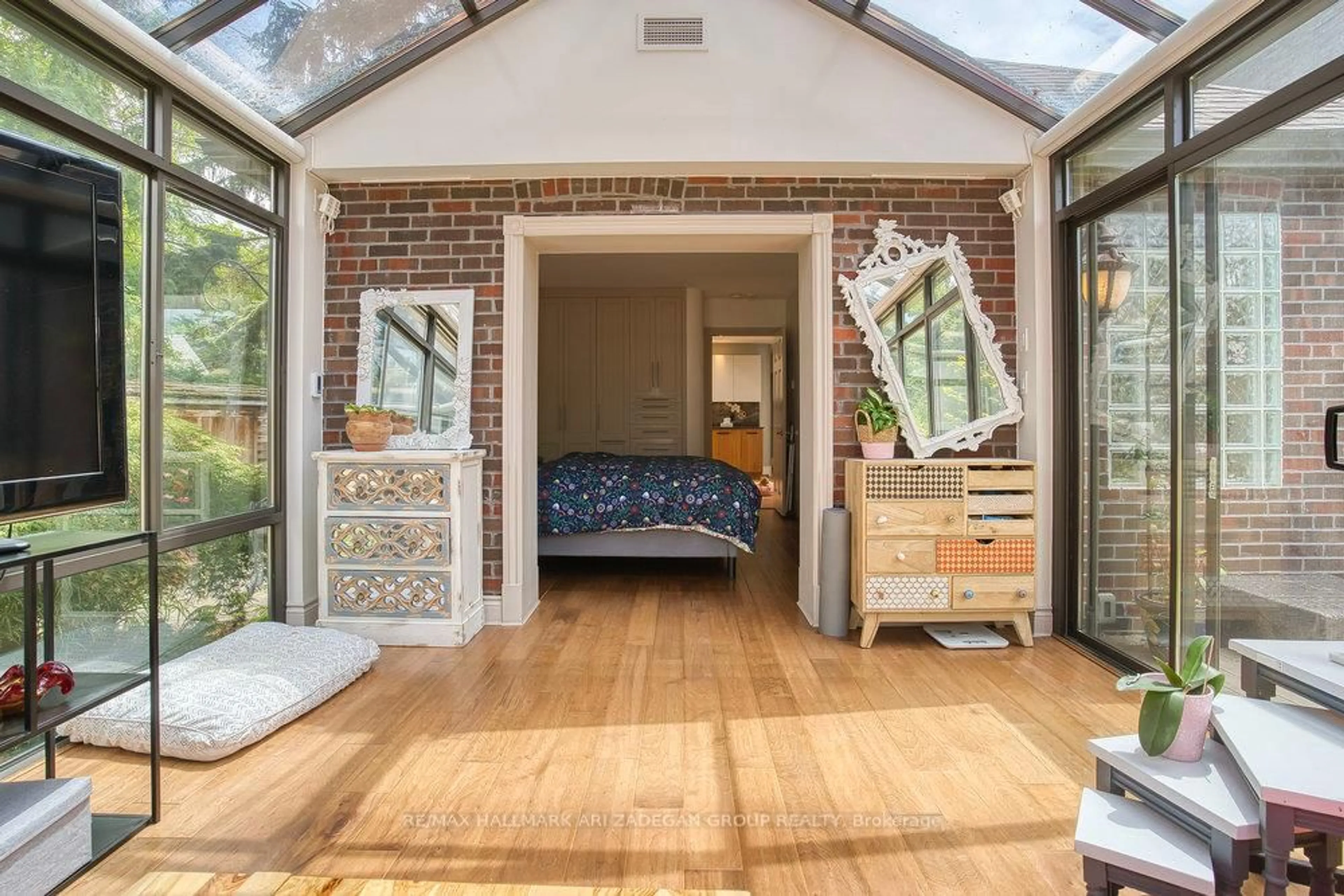Indoor entryway for 76 Don Valley Dr, Toronto Ontario M4K 2J2