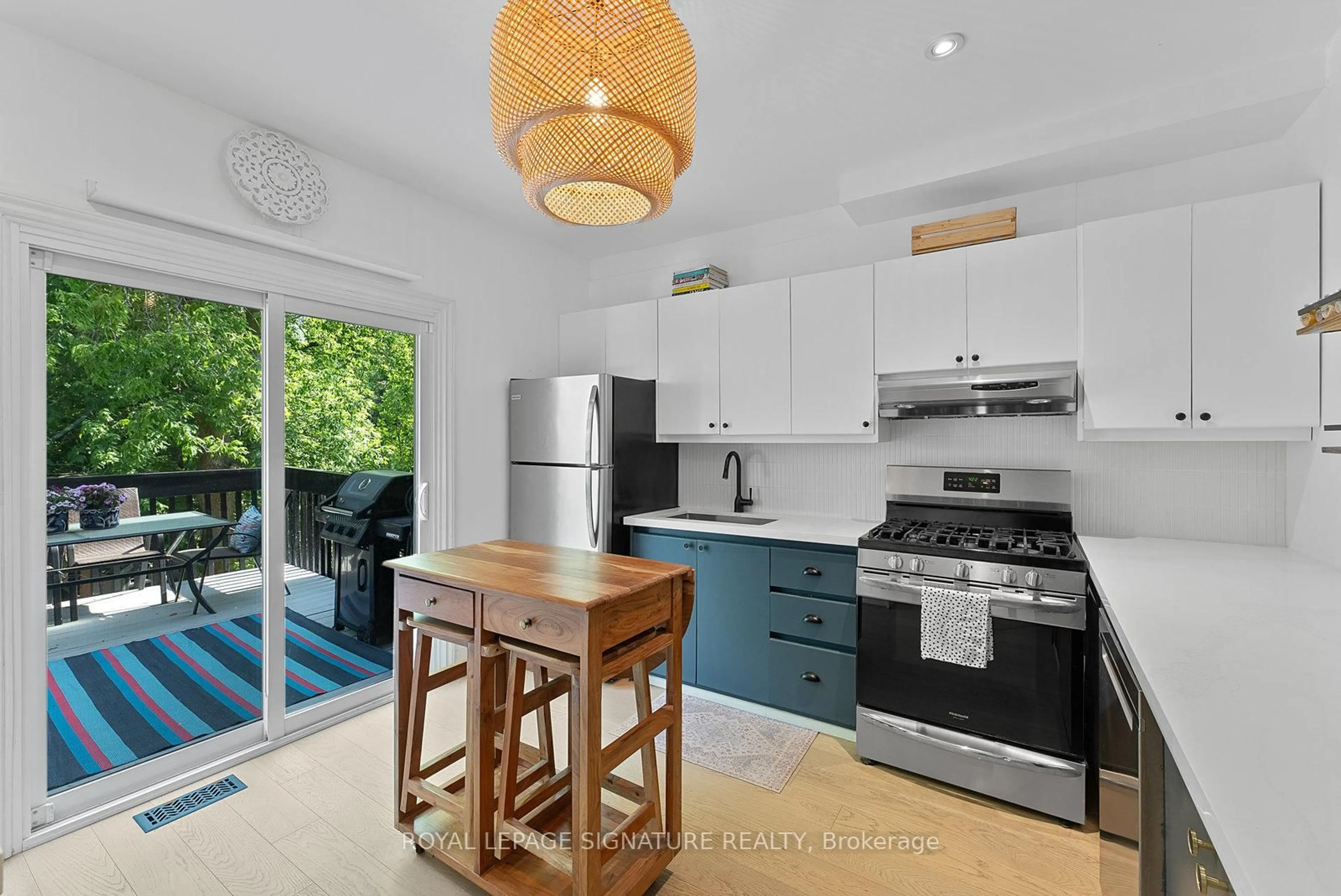 Open concept kitchen, ceramic/tile floor for 209 Eastwood Rd, Toronto Ontario M4L 2E2