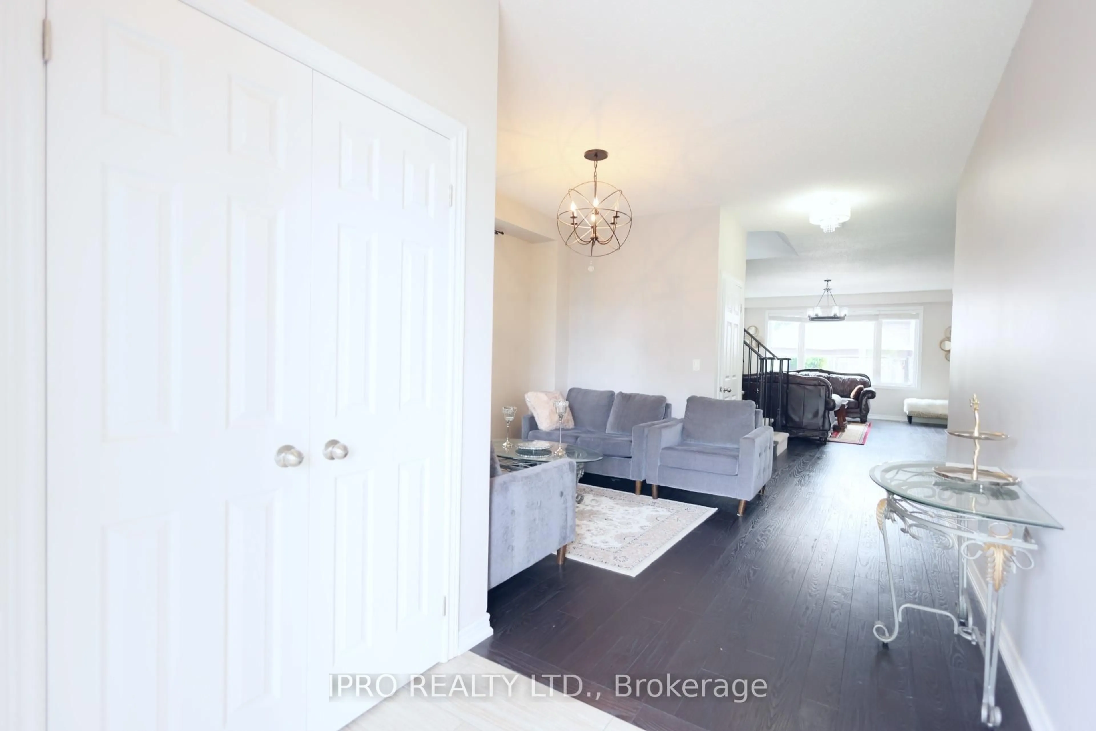 Indoor entryway for 84 Courtney St, Clarington Ontario L1C 0S2