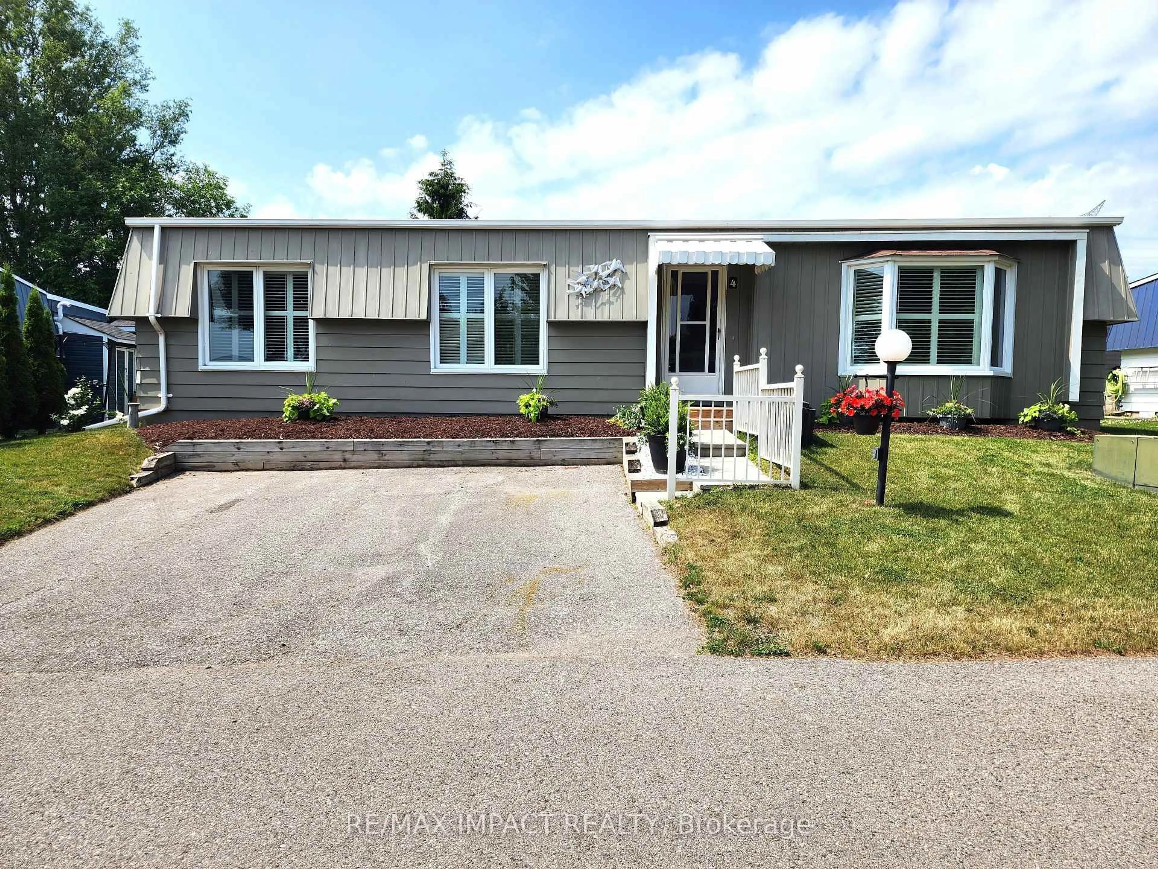Home with vinyl exterior material, street for 4 Champlain Crt, Clarington Ontario L1B 1A5