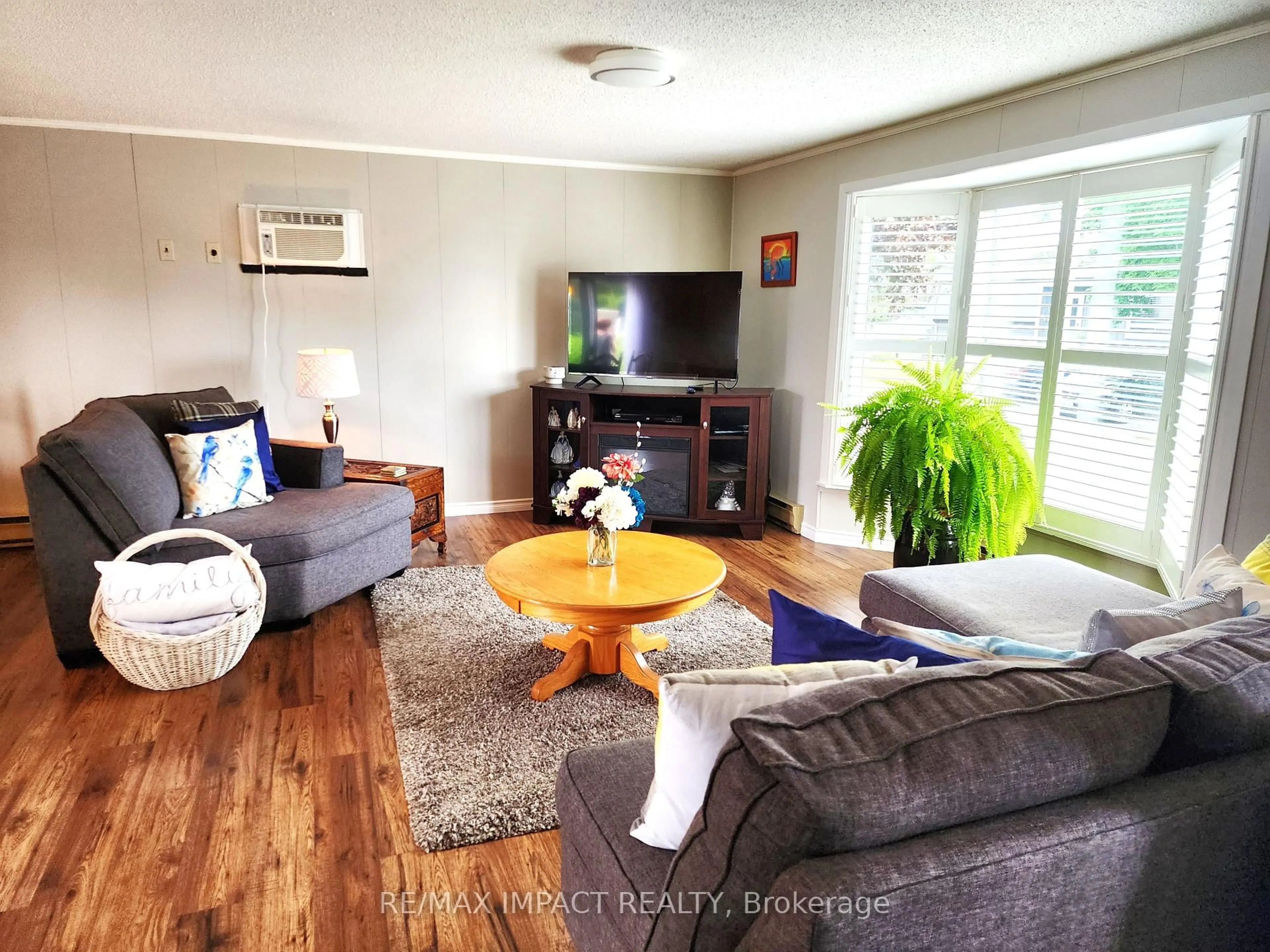 Living room with furniture, wood/laminate floor for 4 Champlain Crt, Clarington Ontario L1B 1A5