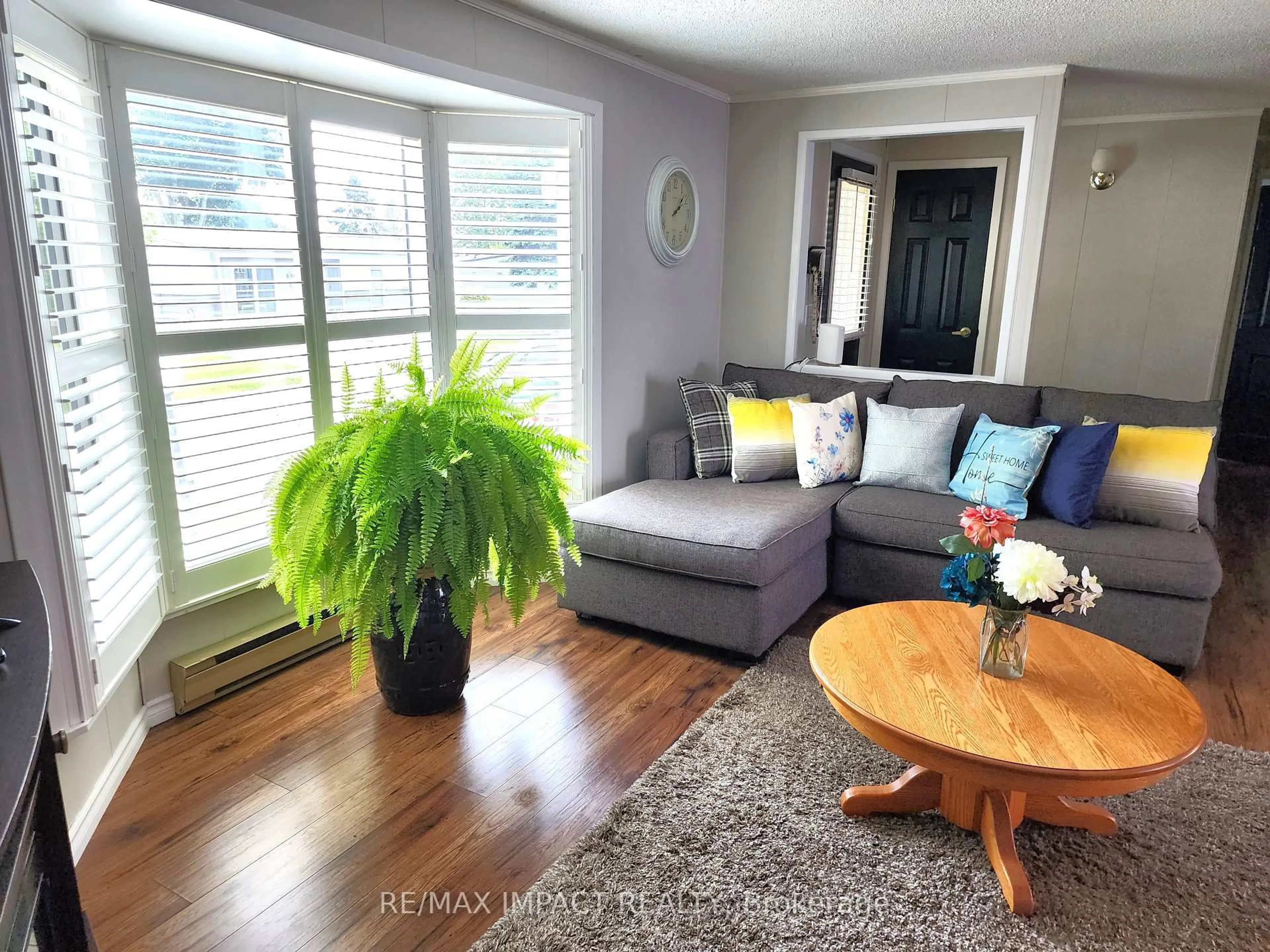 Living room with furniture, wood/laminate floor for 4 Champlain Crt, Clarington Ontario L1B 1A5