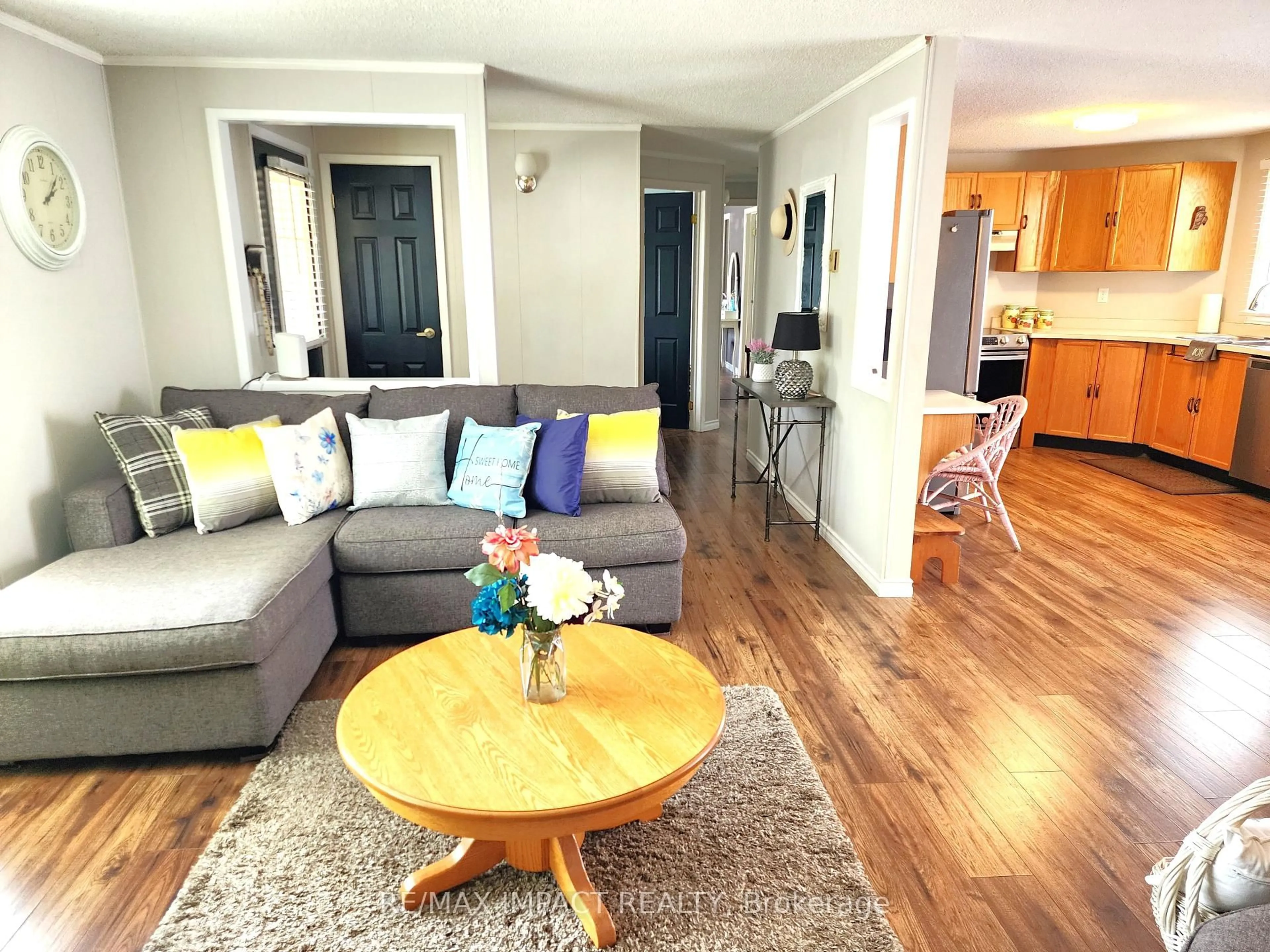 Living room with furniture, wood/laminate floor for 4 Champlain Crt, Clarington Ontario L1B 1A5