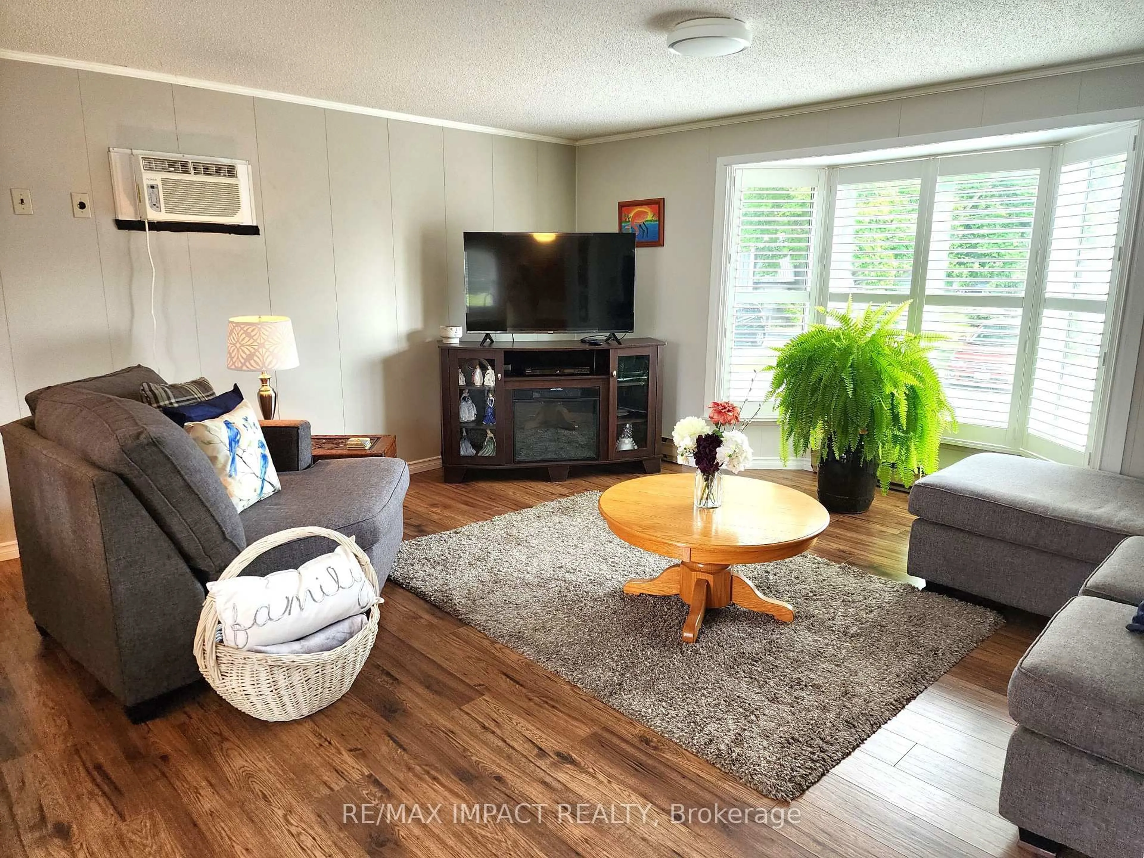 Living room with furniture, wood/laminate floor for 4 Champlain Crt, Clarington Ontario L1B 1A5