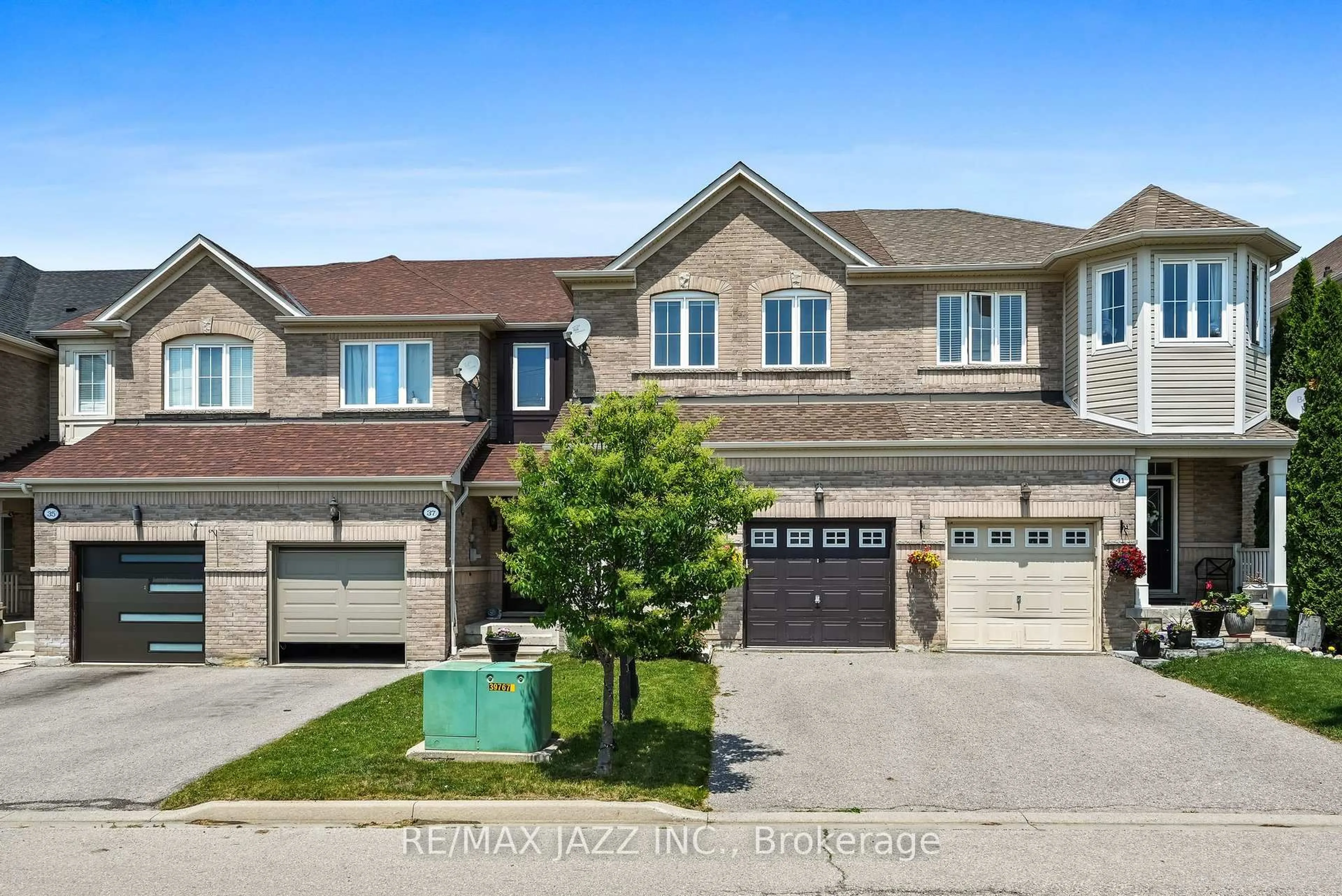 A pic from outside/outdoor area/front of a property/back of a property/a pic from drone, street for 39 Silverwood Circ, Ajax Ontario L1Z 0A3