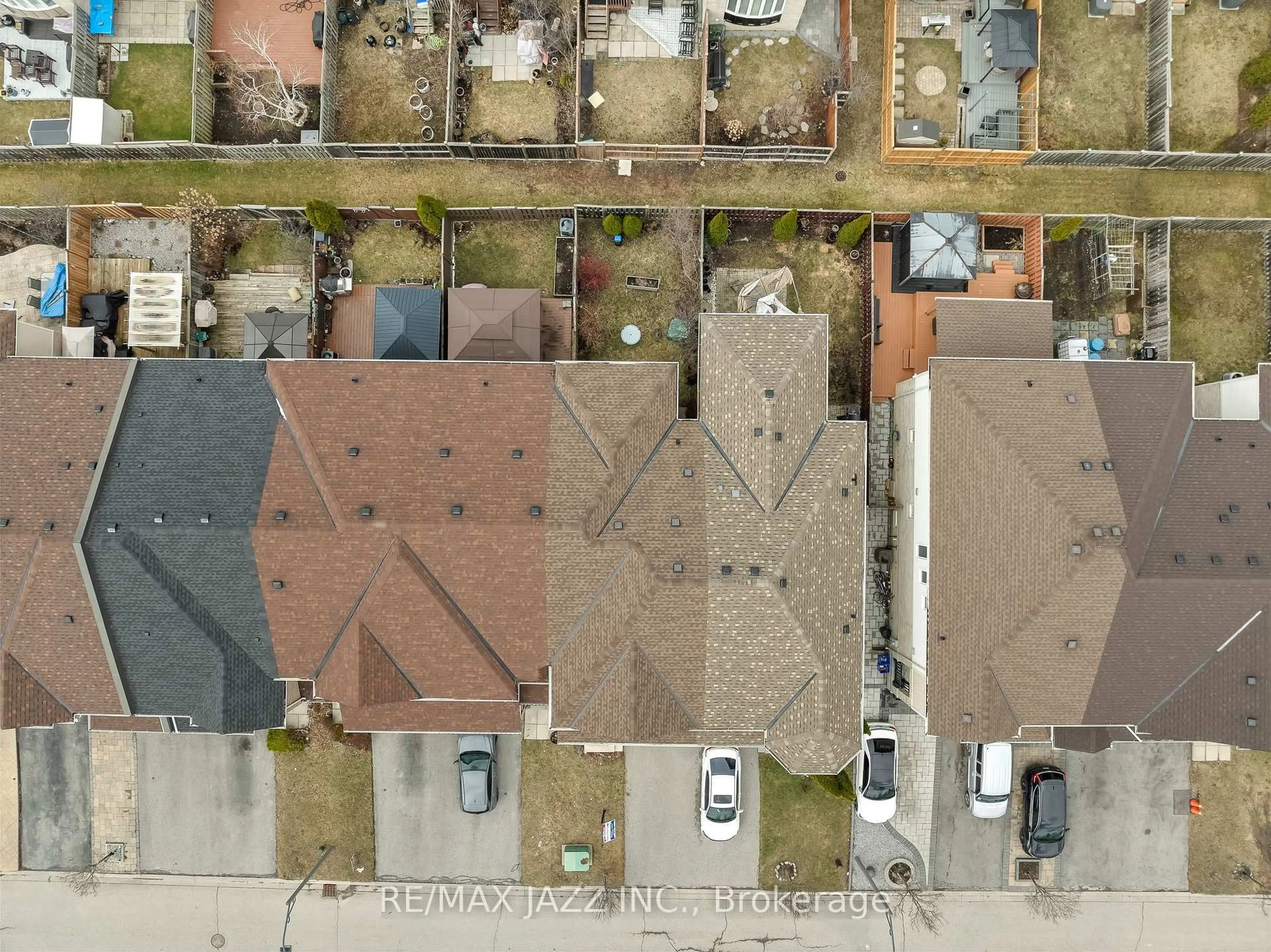 A pic from outside/outdoor area/front of a property/back of a property/a pic from drone, street for 39 Silverwood Circ, Ajax Ontario L1Z 0A3