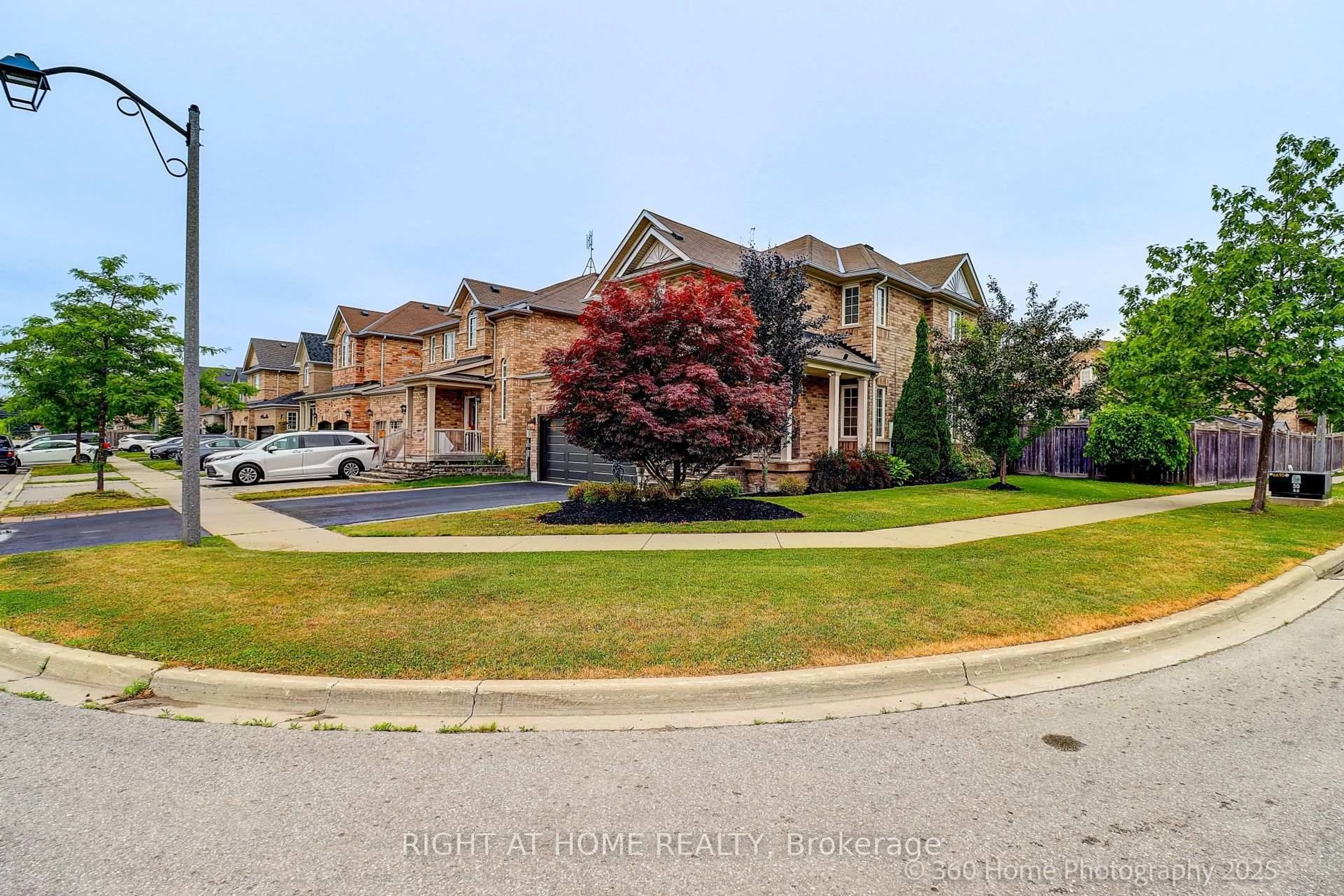 A pic from outside/outdoor area/front of a property/back of a property/a pic from drone, street for 91 Florence Dr, Whitby Ontario L1R 0K4