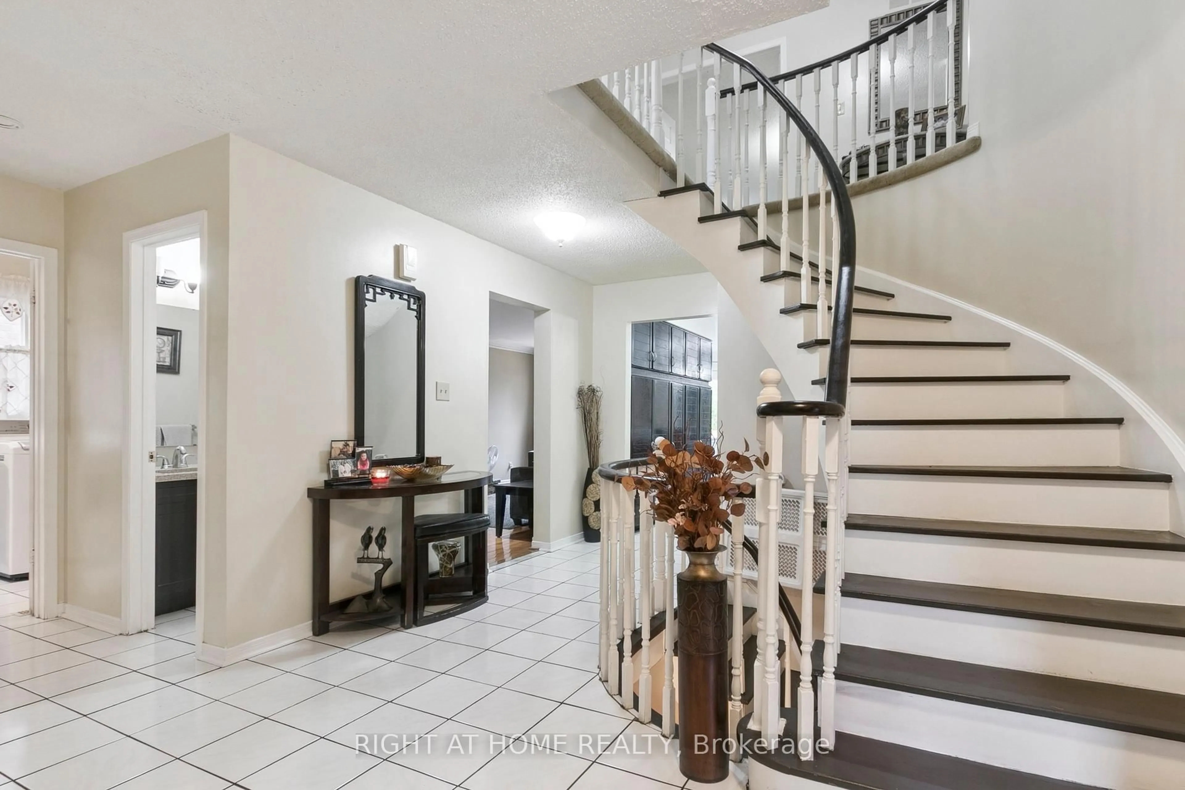 Indoor entryway for 232 Hoover Dr, Pickering Ontario L1V 6B7