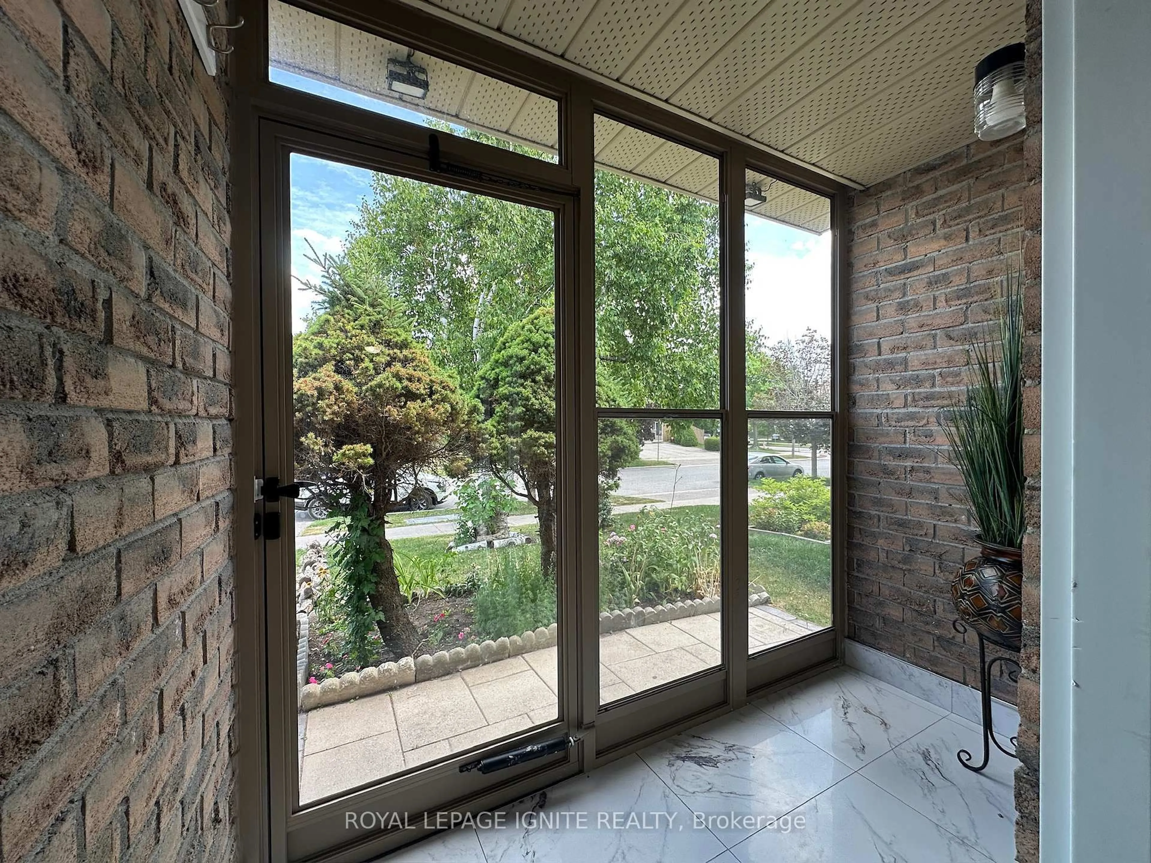 Indoor entryway for 28 Rainbow Ridge Ave, Toronto Ontario M1B 2H8