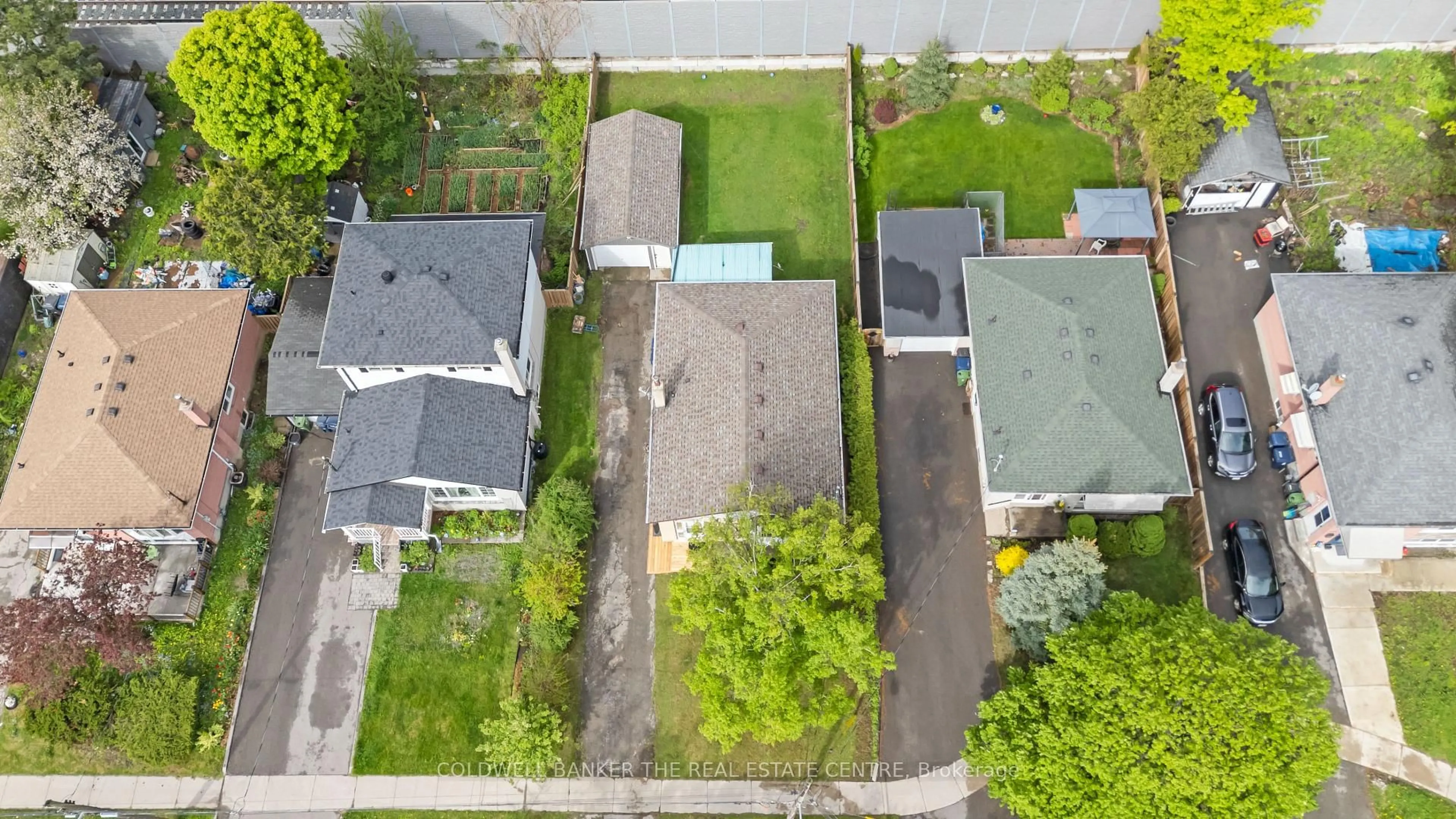 A pic from outside/outdoor area/front of a property/back of a property/a pic from drone, street for 135 Lord Roberts Dr, Toronto Ontario M1K 3W5