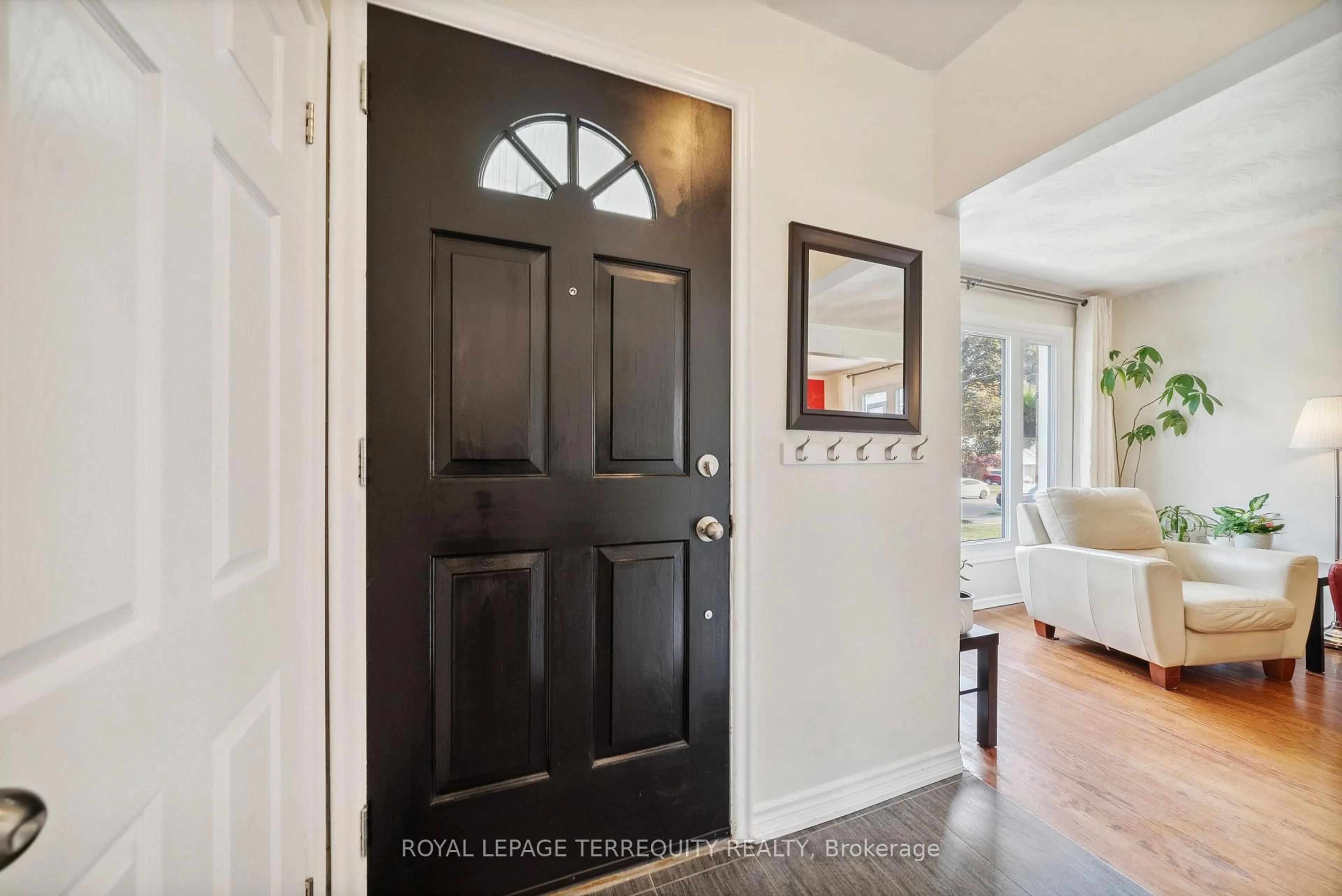 Indoor entryway for 33 Mendip Cres, Toronto Ontario M1P 1Y3