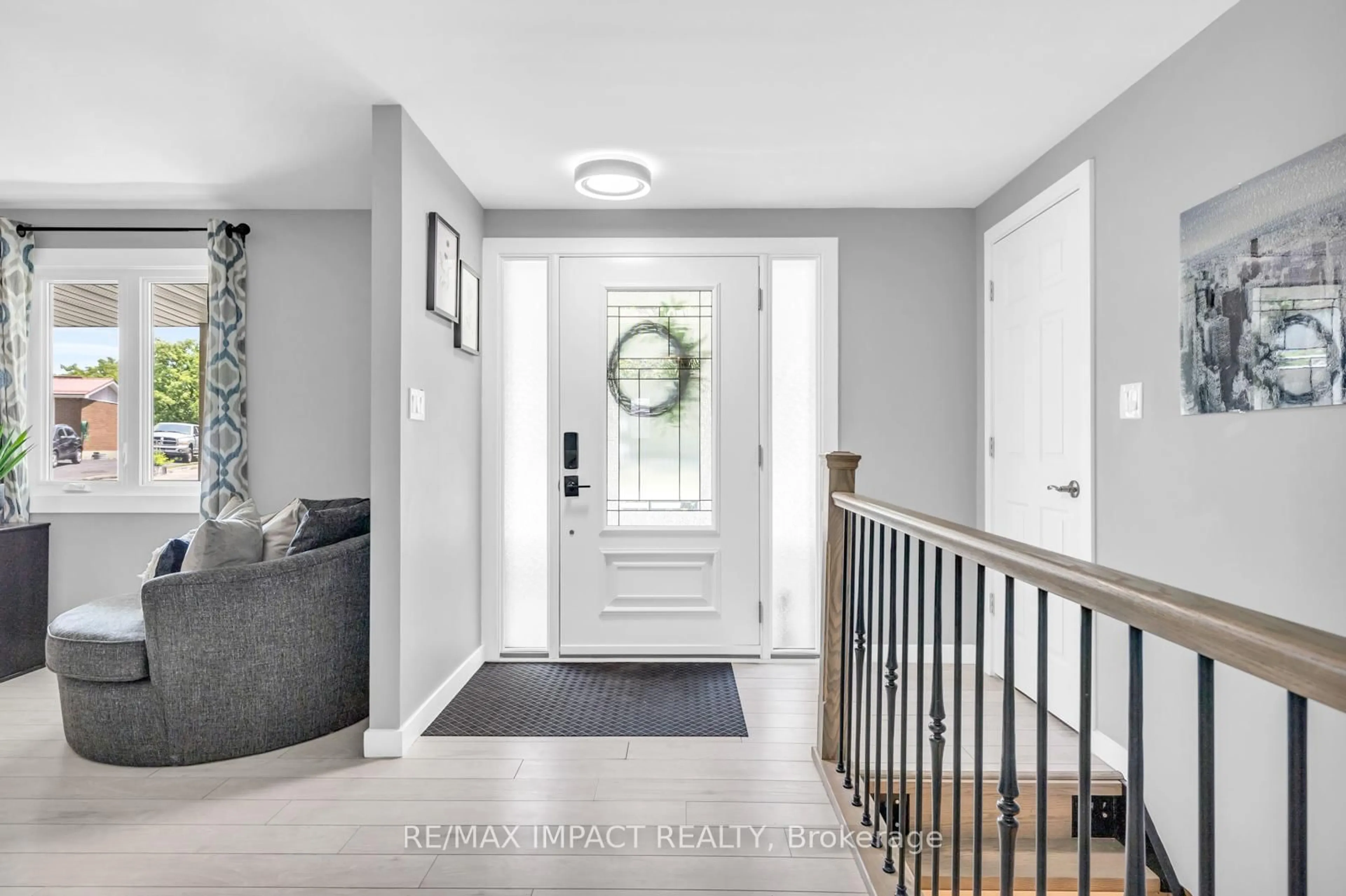 Indoor entryway for 61 Peters Pike, Clarington Ontario L0B 1M0