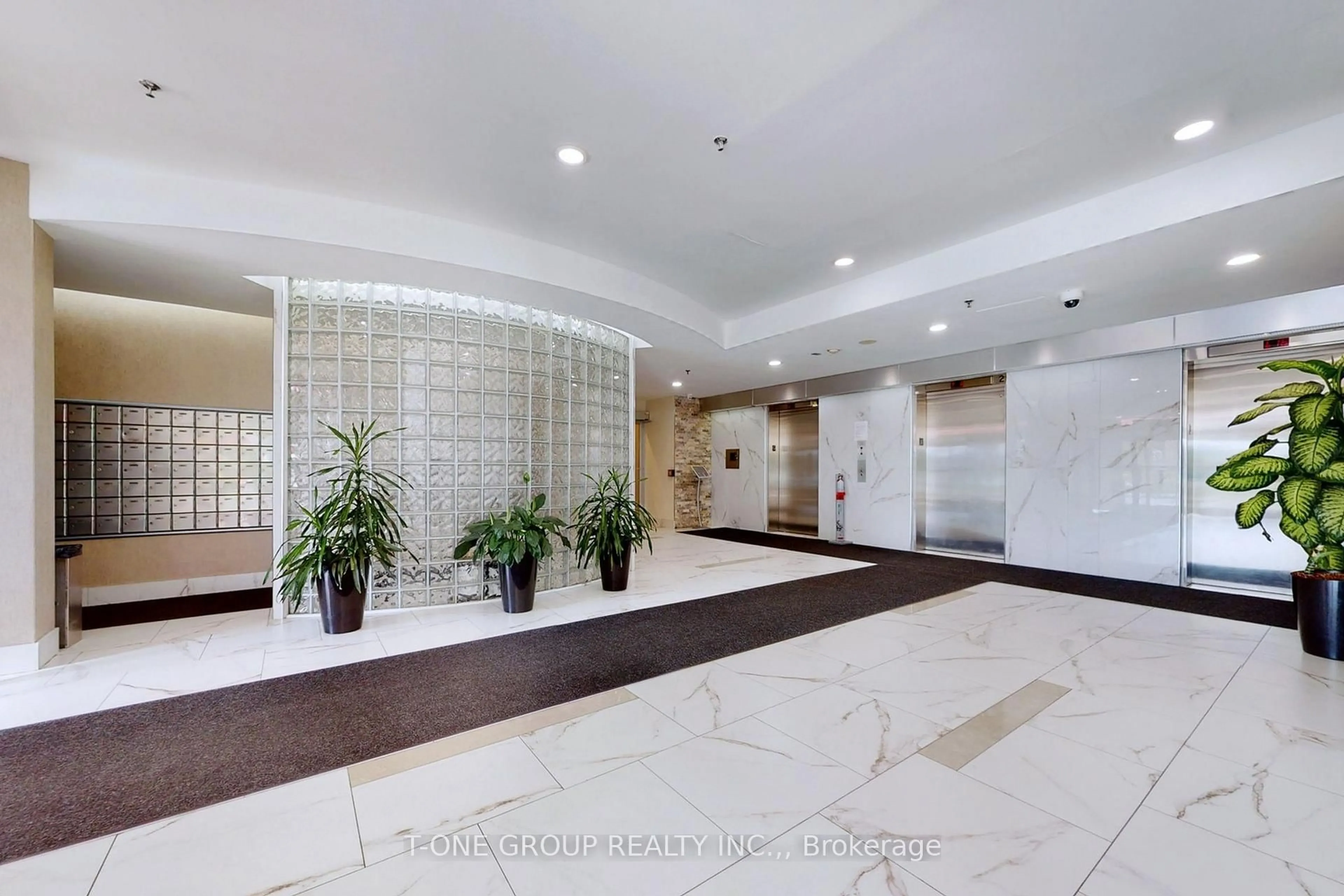 Indoor foyer for 2550 Lawrence Ave #808, Toronto Ontario M1P 2E7