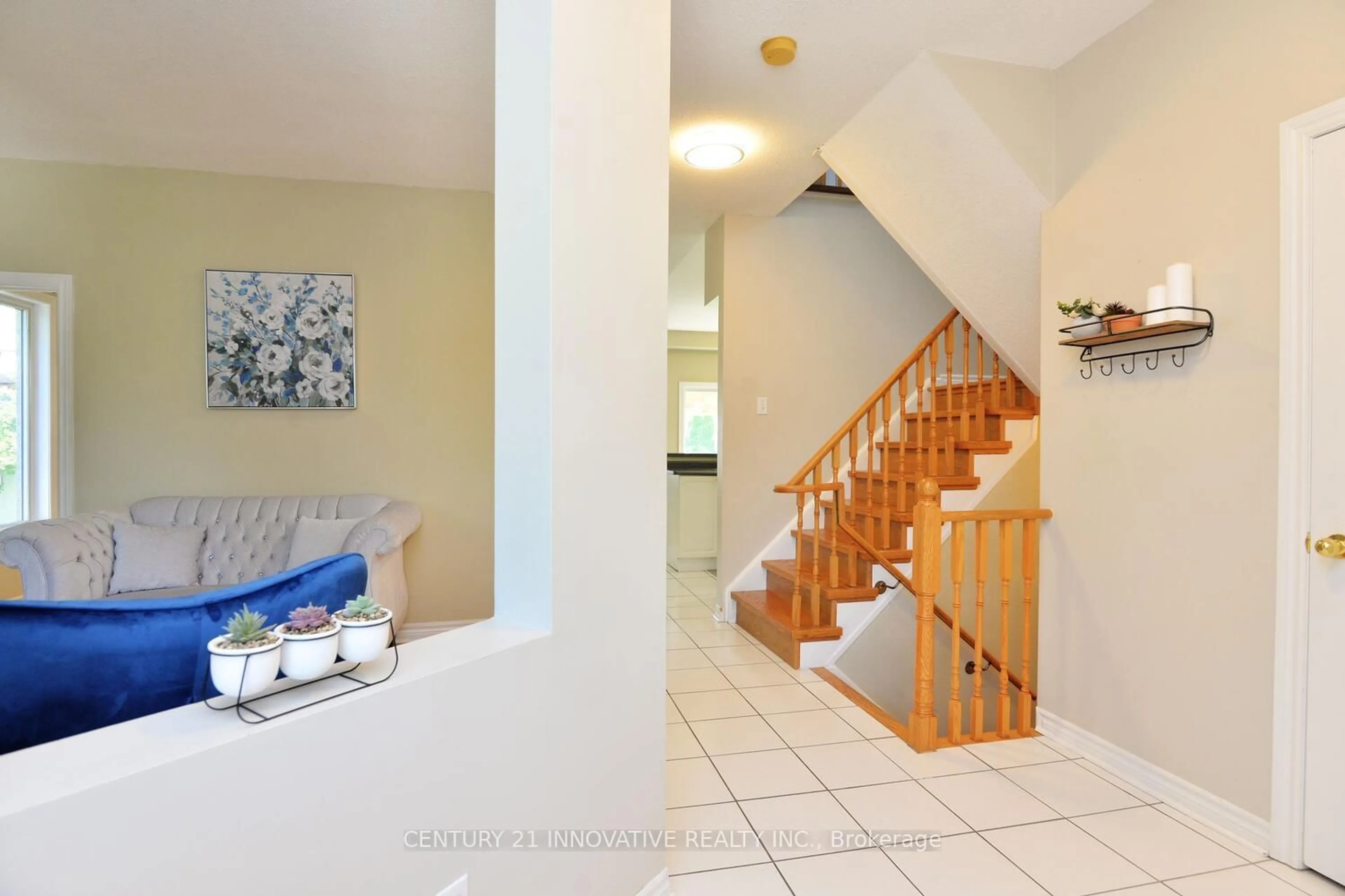 Indoor foyer for 35 Weldon St, Whitby Ontario L1R 2T5