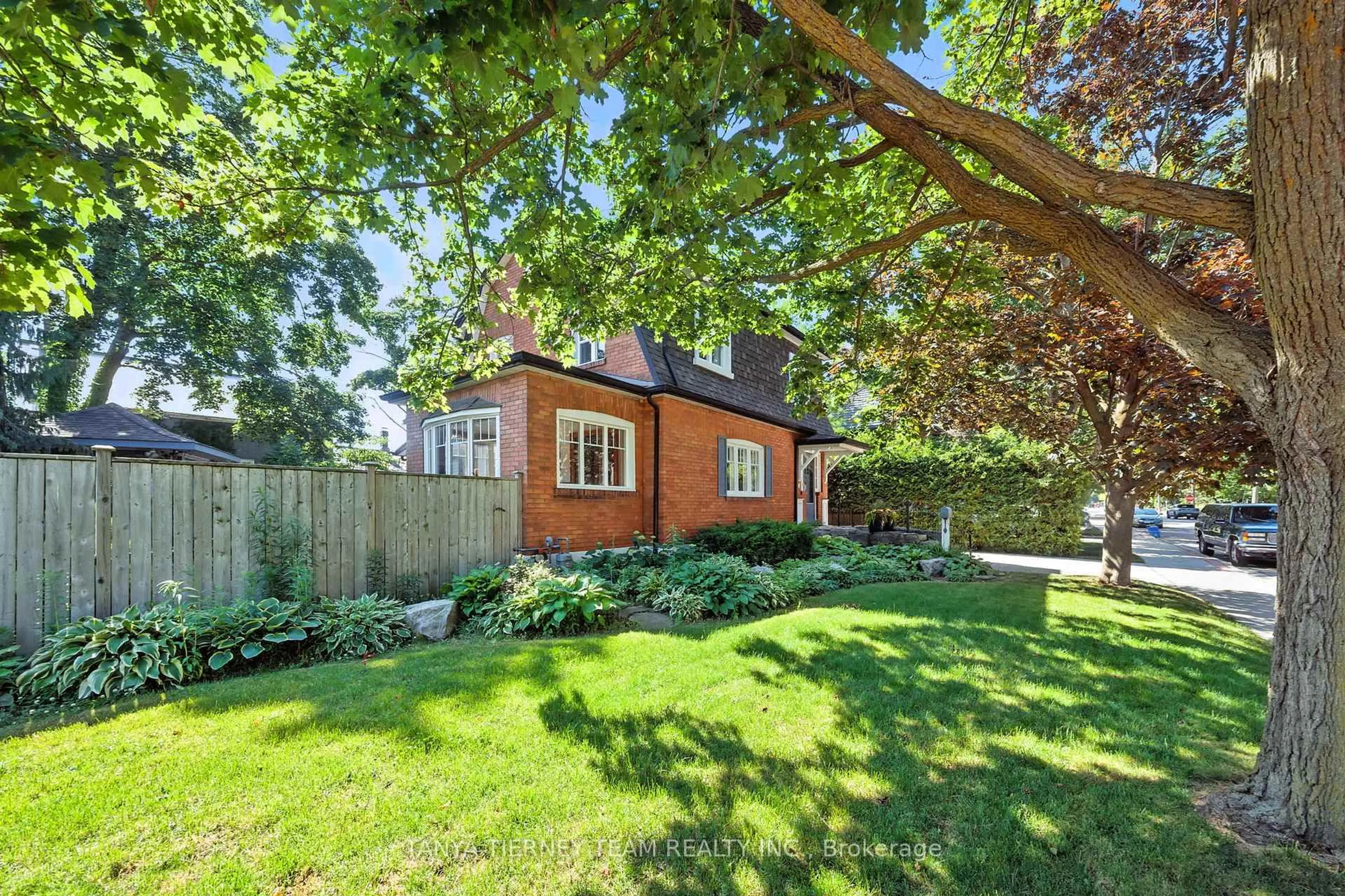 Unknown for 318 Centre St, Whitby Ontario L1N 4V9