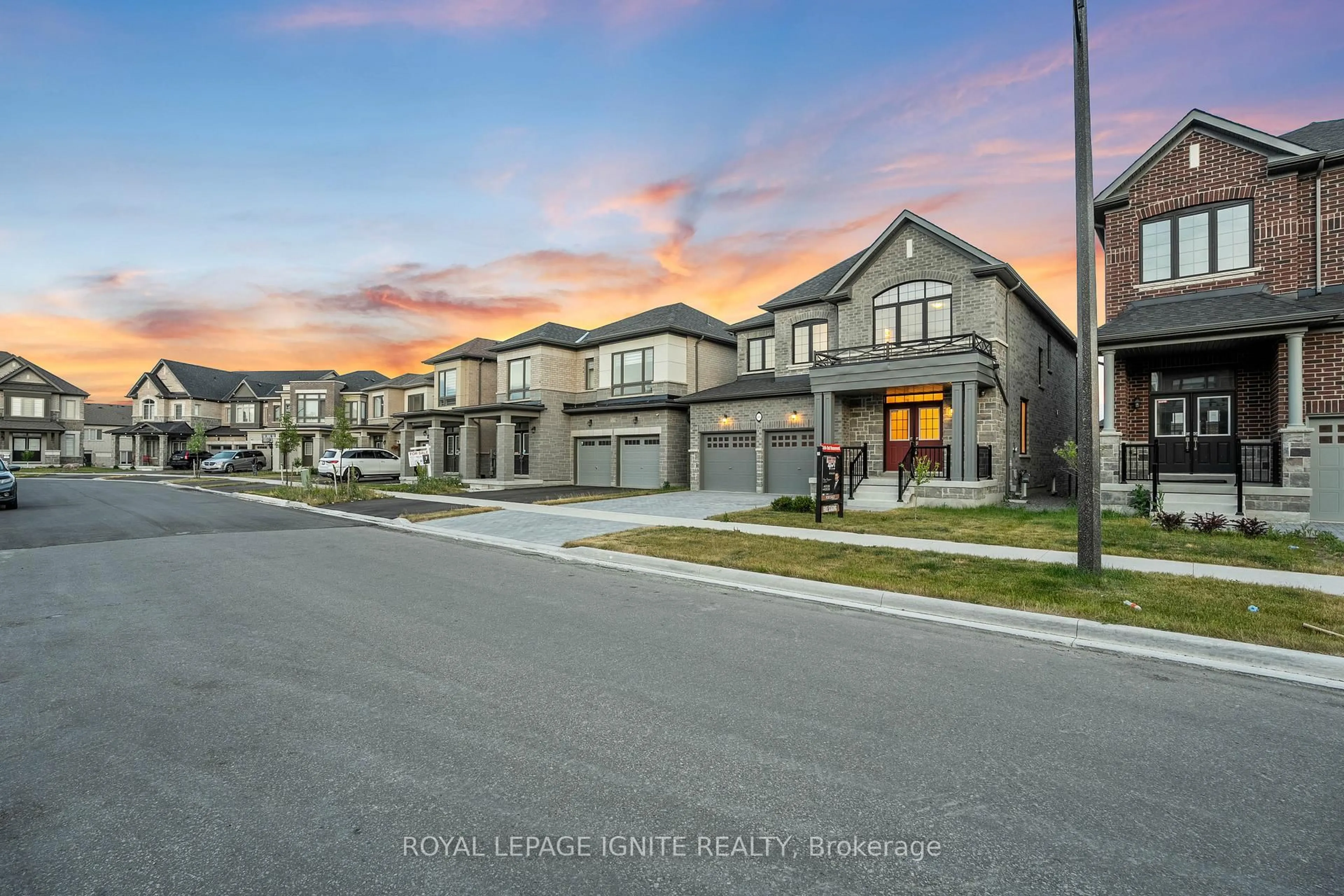 A pic from outside/outdoor area/front of a property/back of a property/a pic from drone, street for 1215 Plymouth Dr, Oshawa Ontario L1L 0T4