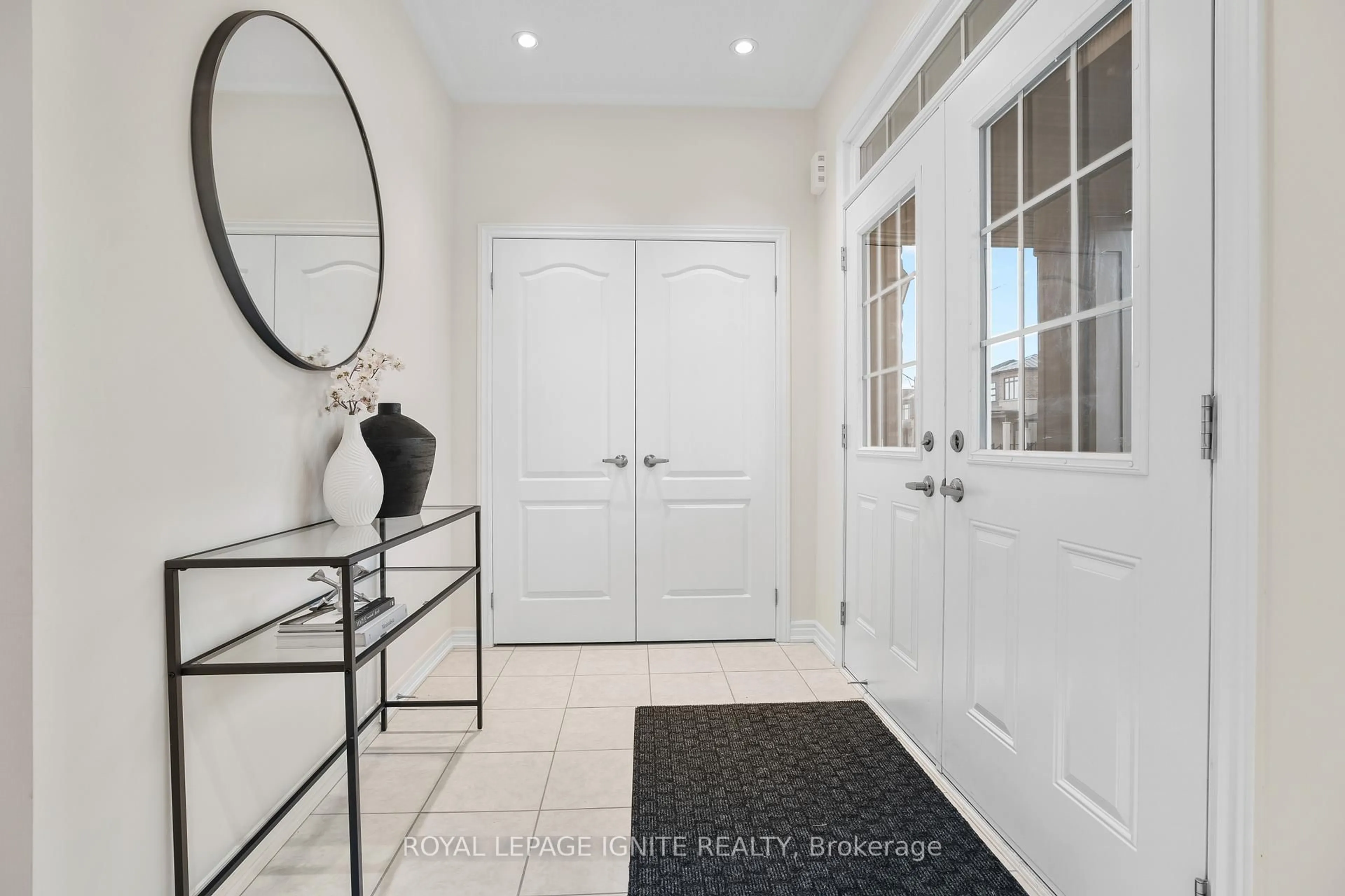 Indoor entryway for 1215 Plymouth Dr, Oshawa Ontario L1L 0T4
