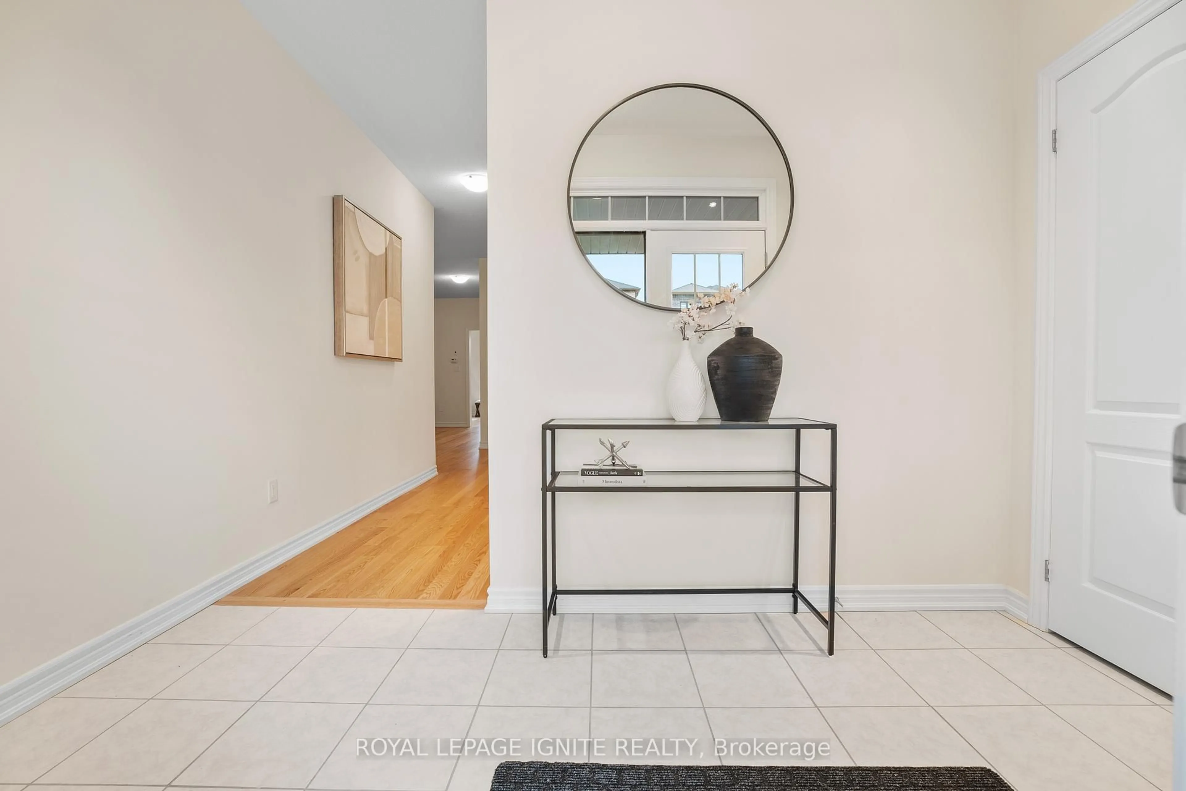 Indoor entryway for 1215 Plymouth Dr, Oshawa Ontario L1L 0T4