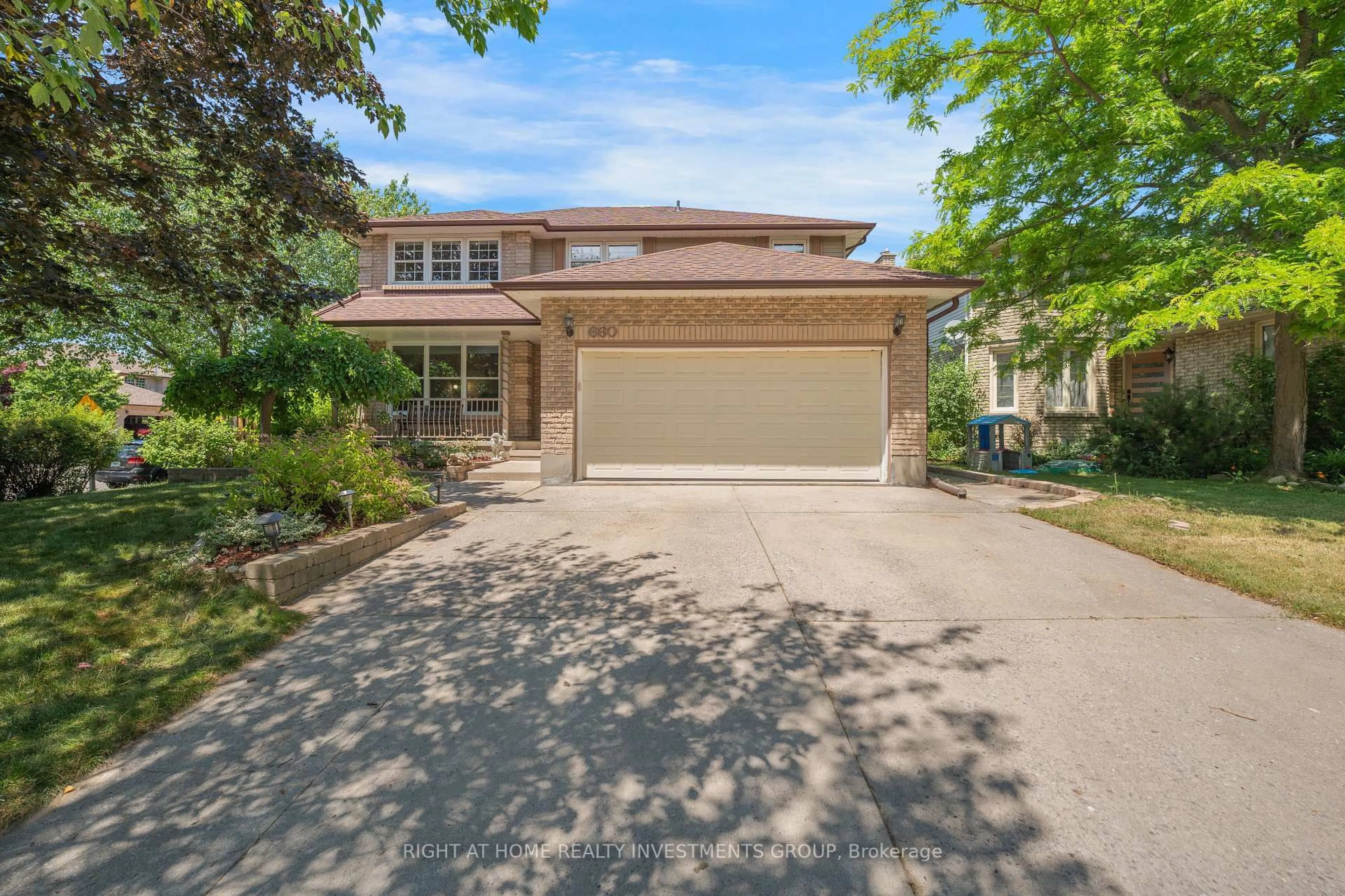 A pic from outside/outdoor area/front of a property/back of a property/a pic from drone, street for 660 Whistler Dr, Oshawa Ontario L1J 7N7