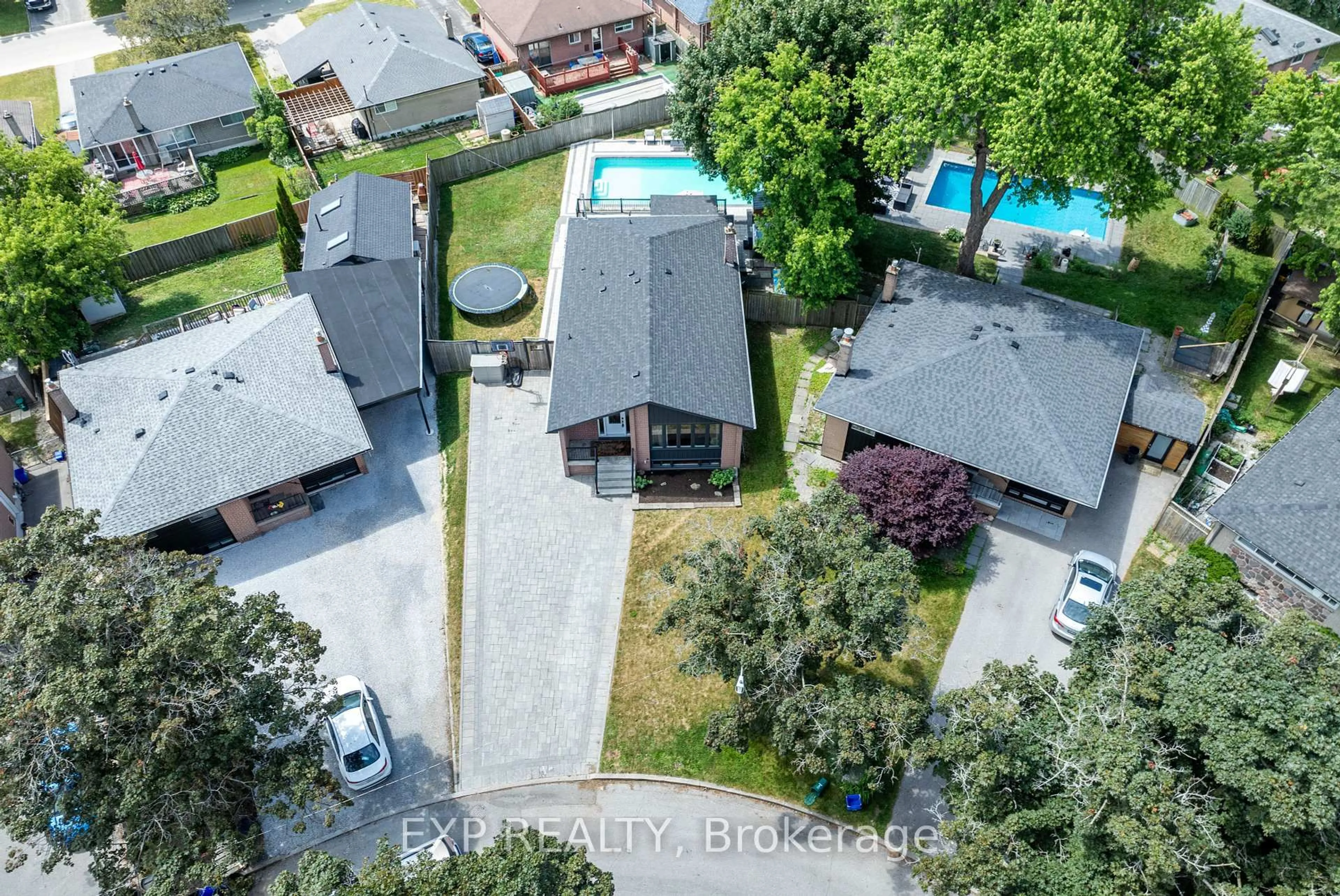 A pic from outside/outdoor area/front of a property/back of a property/a pic from drone, street for 854 Antonio St, Pickering Ontario L1W 1T3