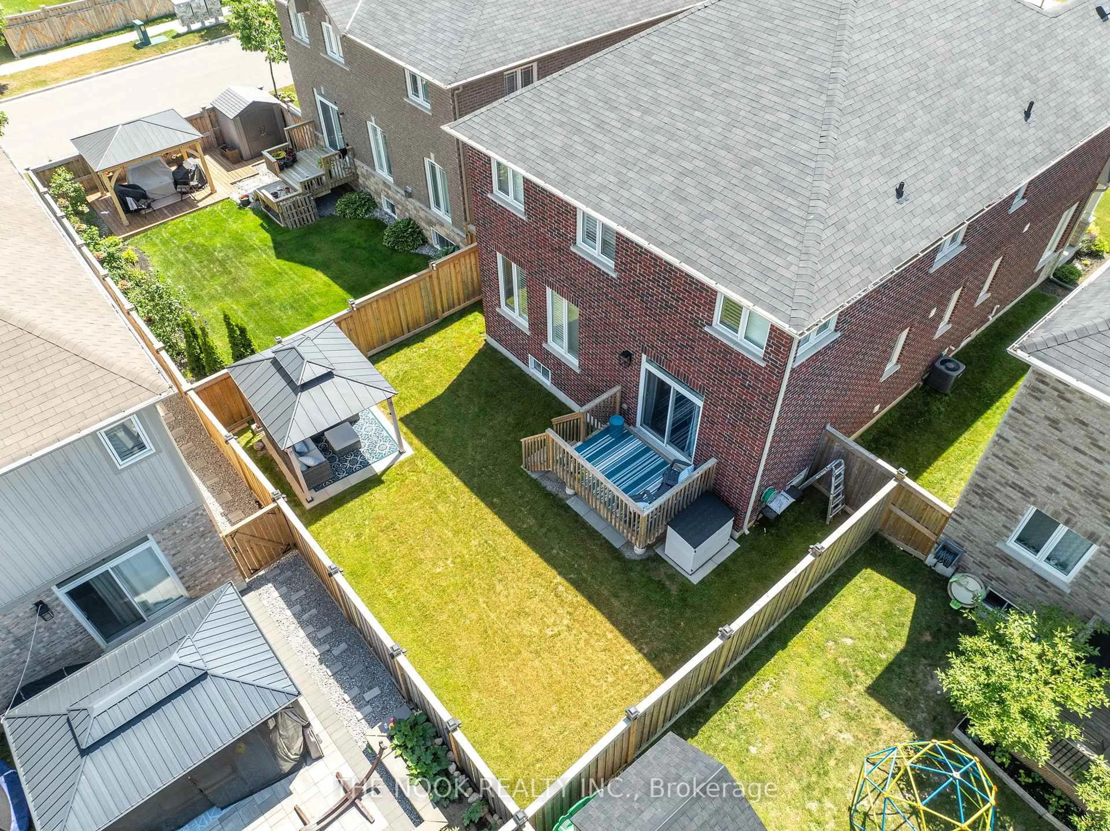 A pic from outside/outdoor area/front of a property/back of a property/a pic from drone, street for 207 Crombie St, Clarington Ontario L1C 0T8